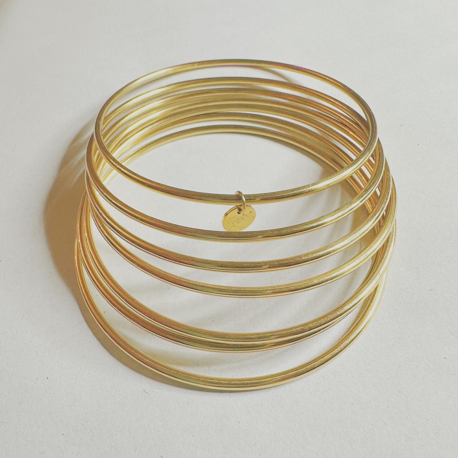 Semainier sept bracelets Joncs_Djanette en acier inoxydable 316L doré à l'or fin 14K djanette