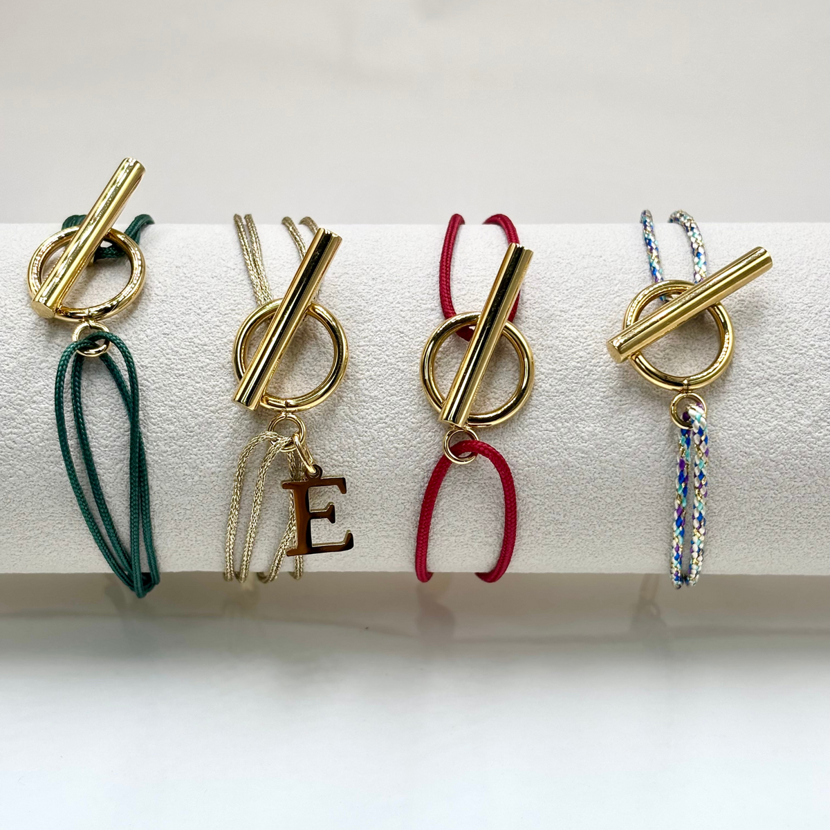 Bracelets cordon vert, doré, rouge bordeaux et bleu marine à fermoir T doré, avec initiale sur le modèle doré