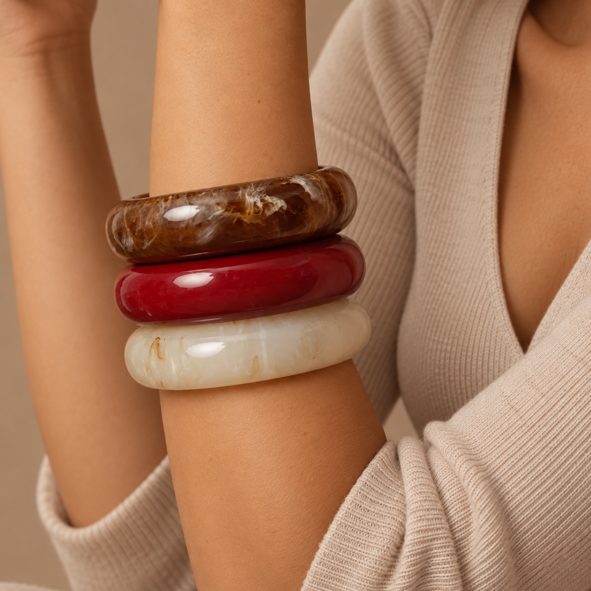 Trois bracelets joncs épais en resine colorée 3 couleurs brun rouge et blanc portés
