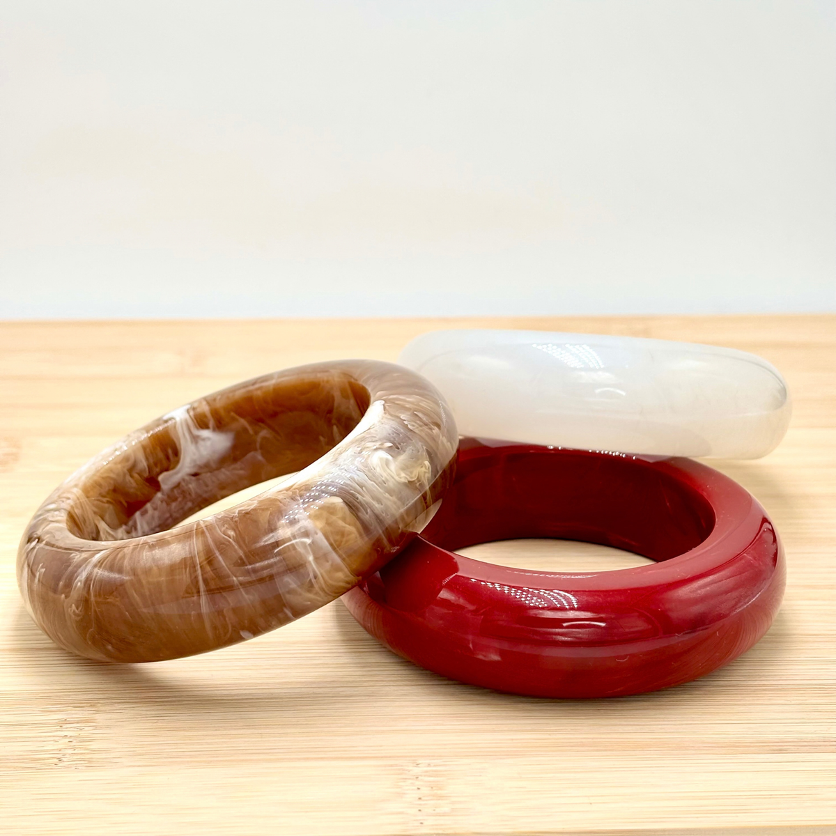 3 Bracelets joncs résine coloré épais rouge brun marbré et blanc Djanet Bijoux