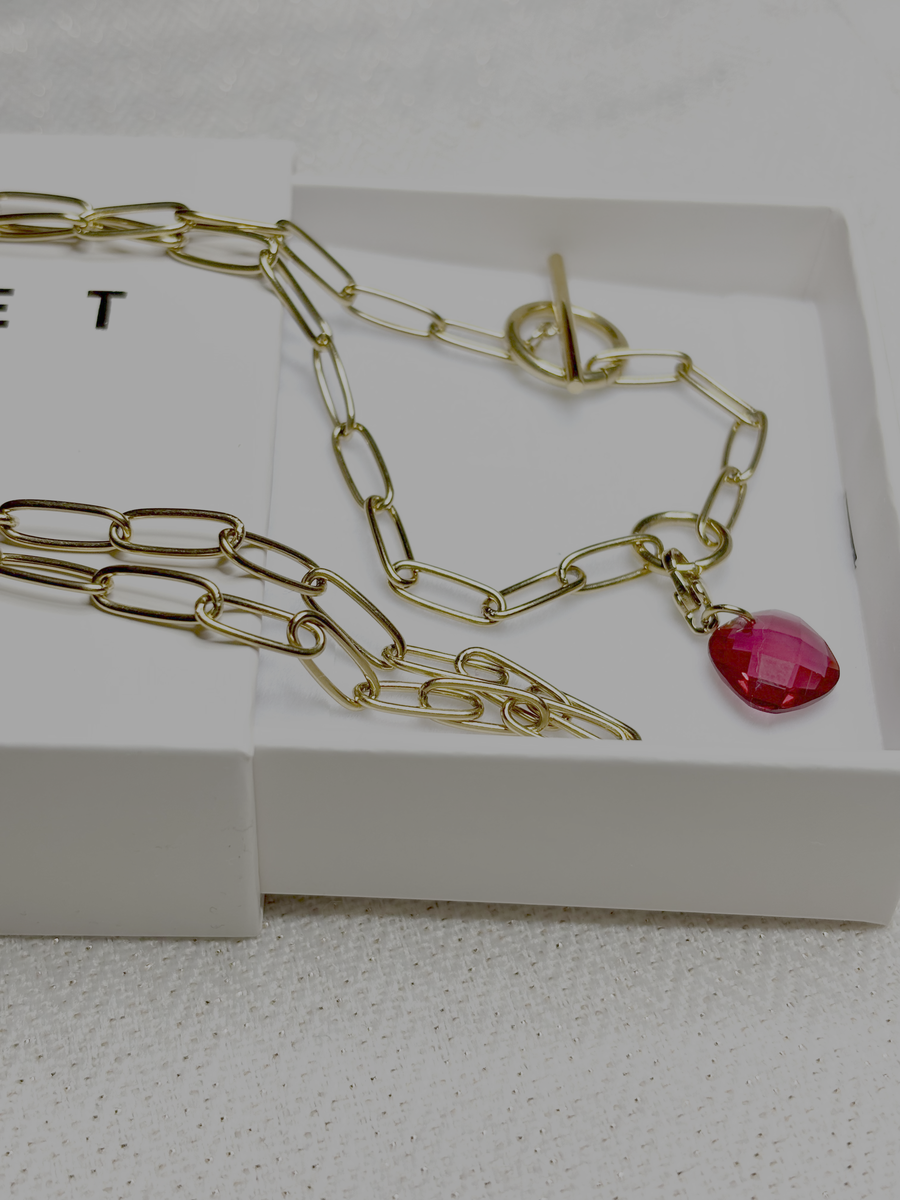 Charm pierre fine oeil de chat rouge Eva