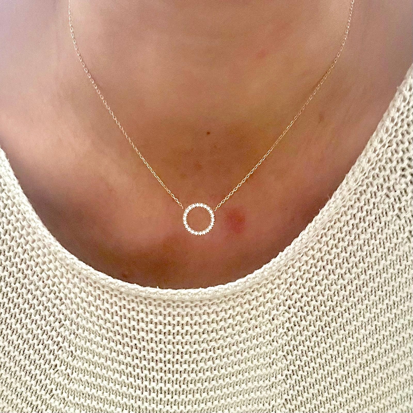 Collier fin en acier inoxydable doré à l'or fin 14K cercle ajouré serti d'oxyde de zirconium porté