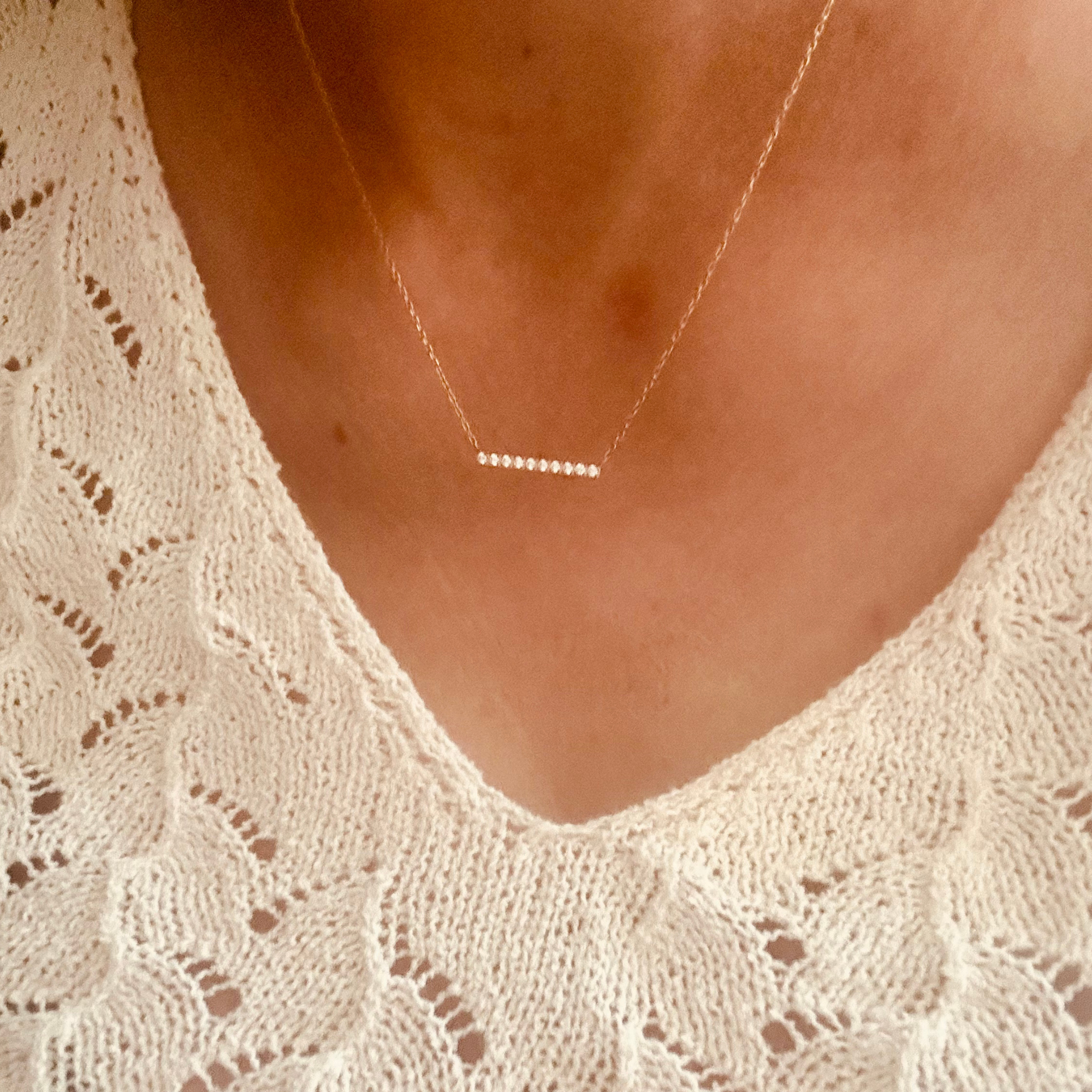 Collier Carlota chaine fine orné d'une barre sertie de zirconium porté autour du cou