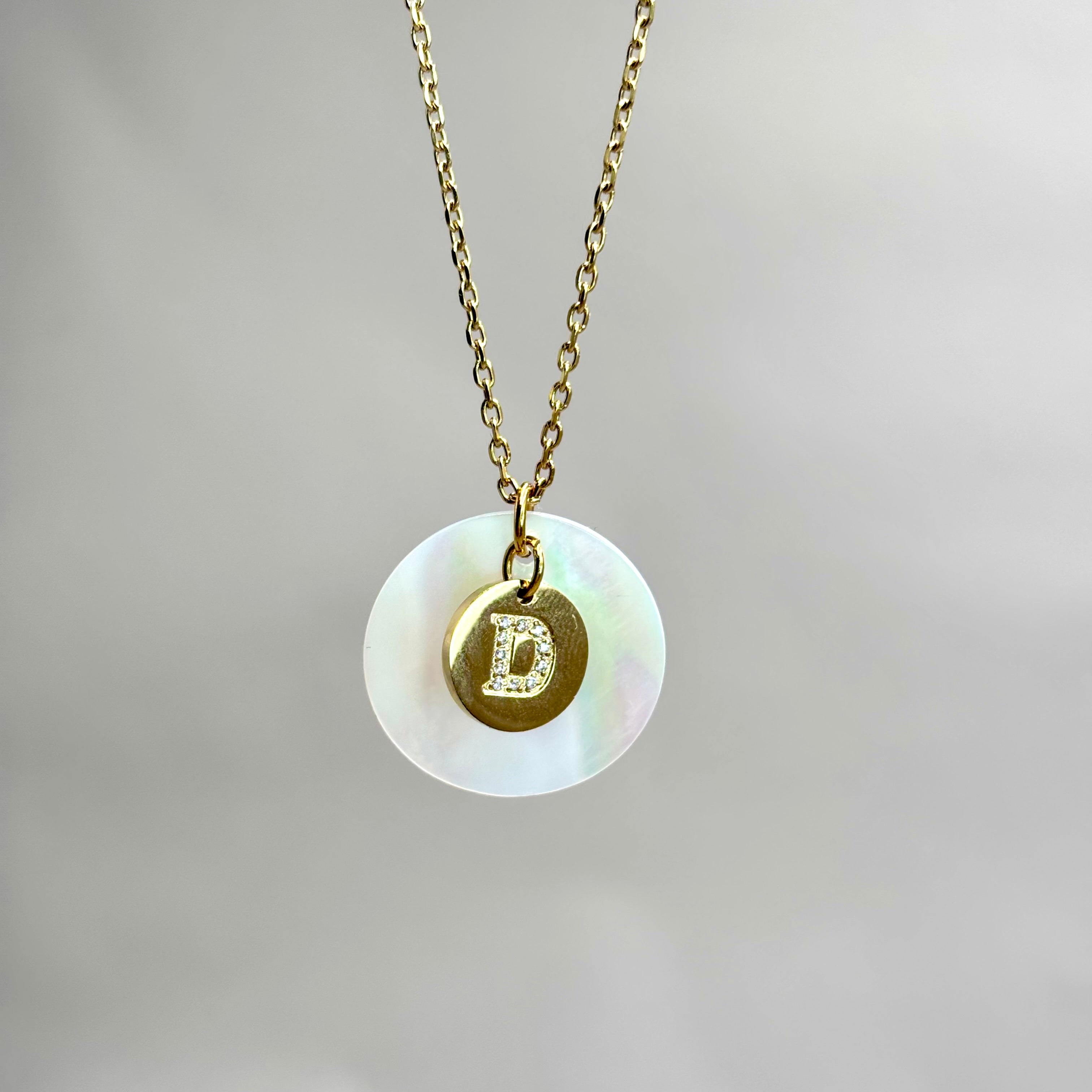 Collier personnalisé médaille nacrée et lettre zirconium gravé sur charm en acier doré