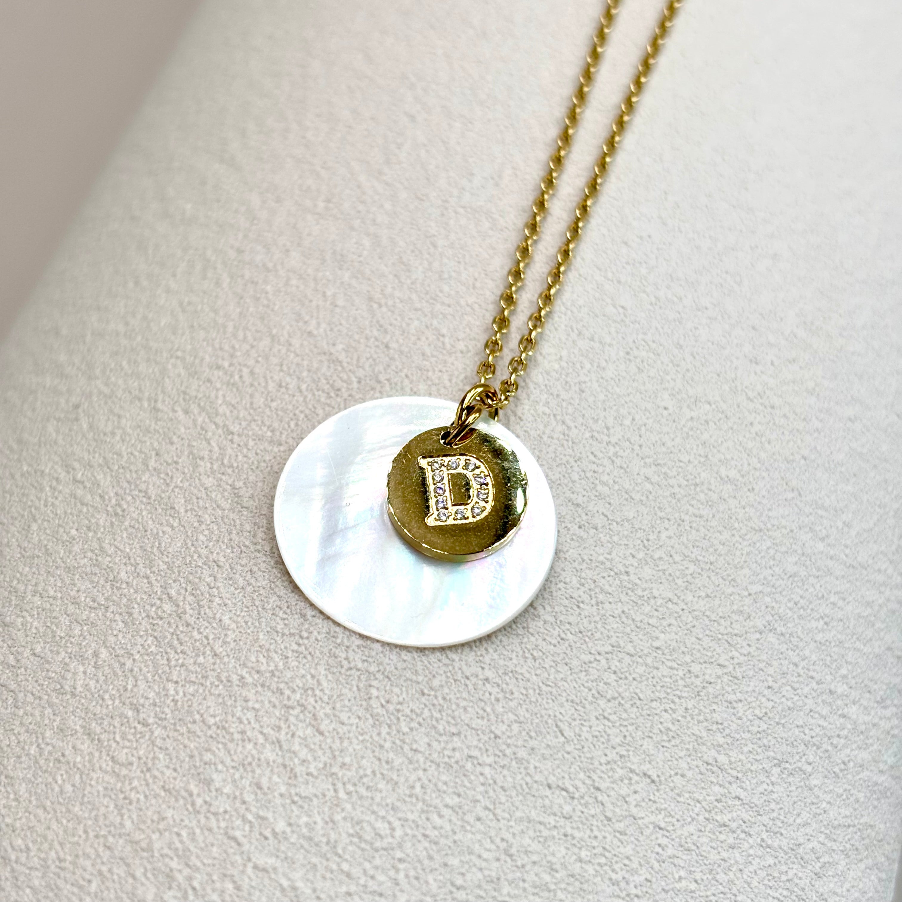 Collier personnalisé médaille nacrée et lettre zirconium gravé sur charm en acier doré