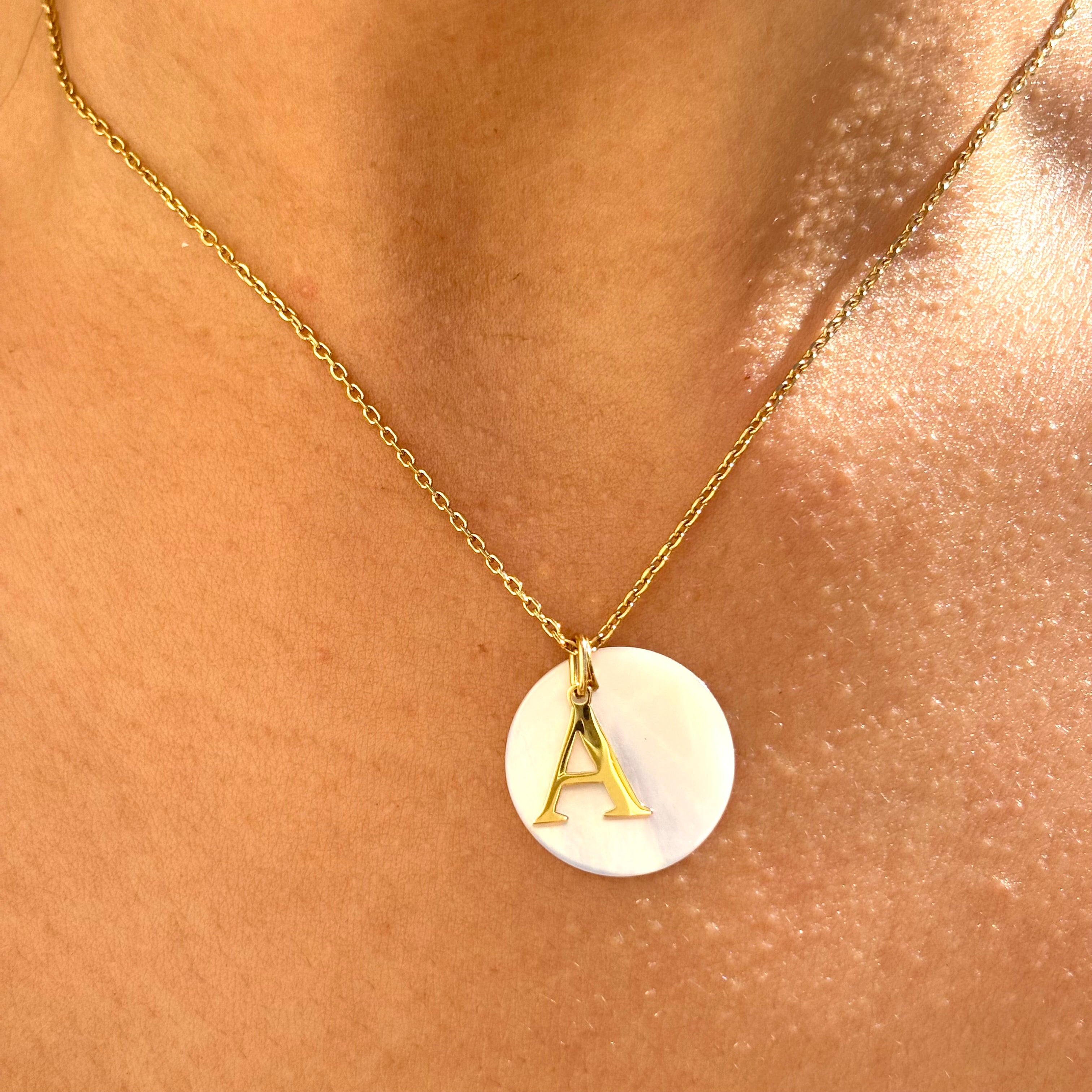 Collier Lettres Initiales prénom en acier inoxydable doré et médaille ronde nacre sur chaine maille forçat acier doré porté