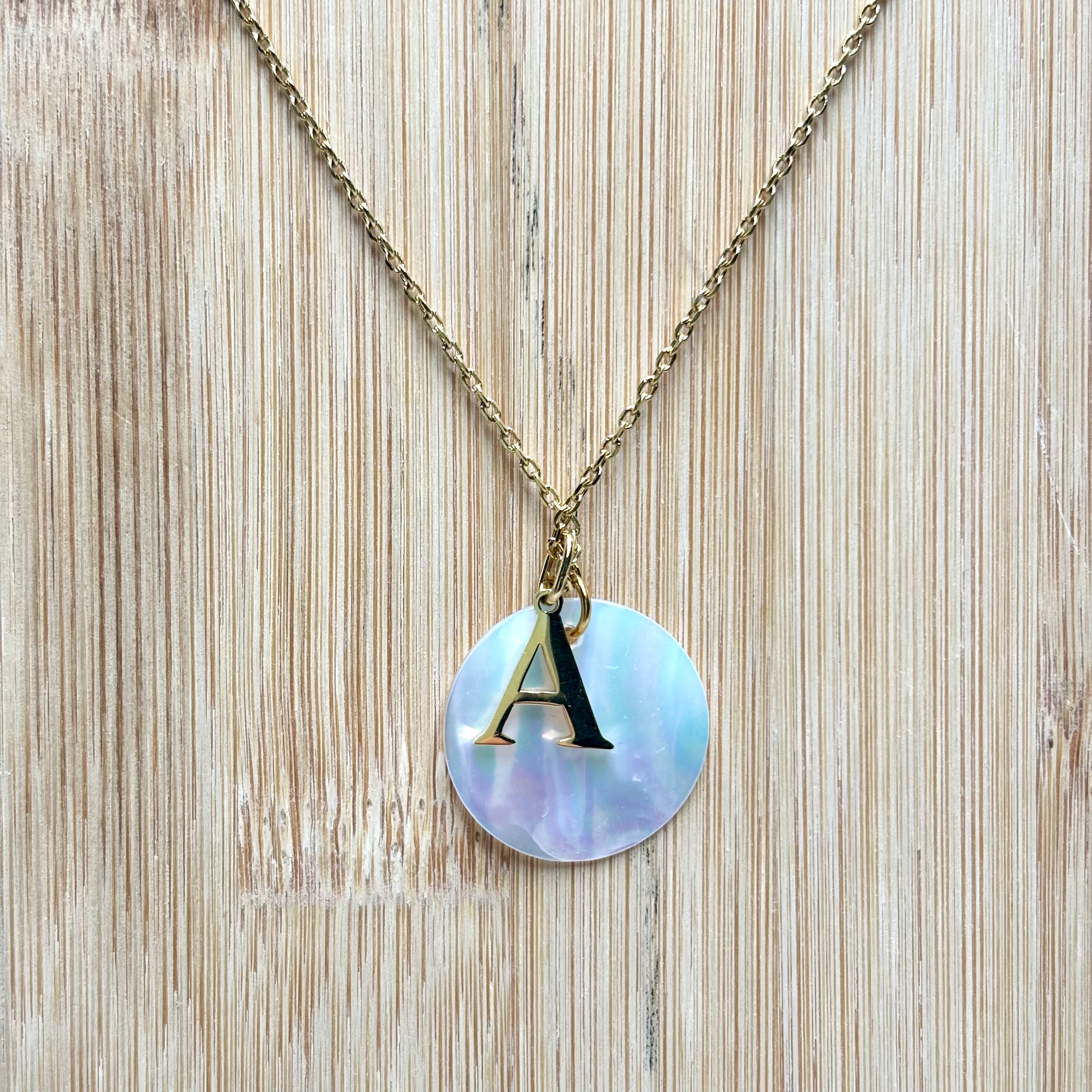 Collier Lettres Initiales en acier inoxydable doré et médaille ronde nacre sur chaine maille forçat acier doré 14K fond matière bois