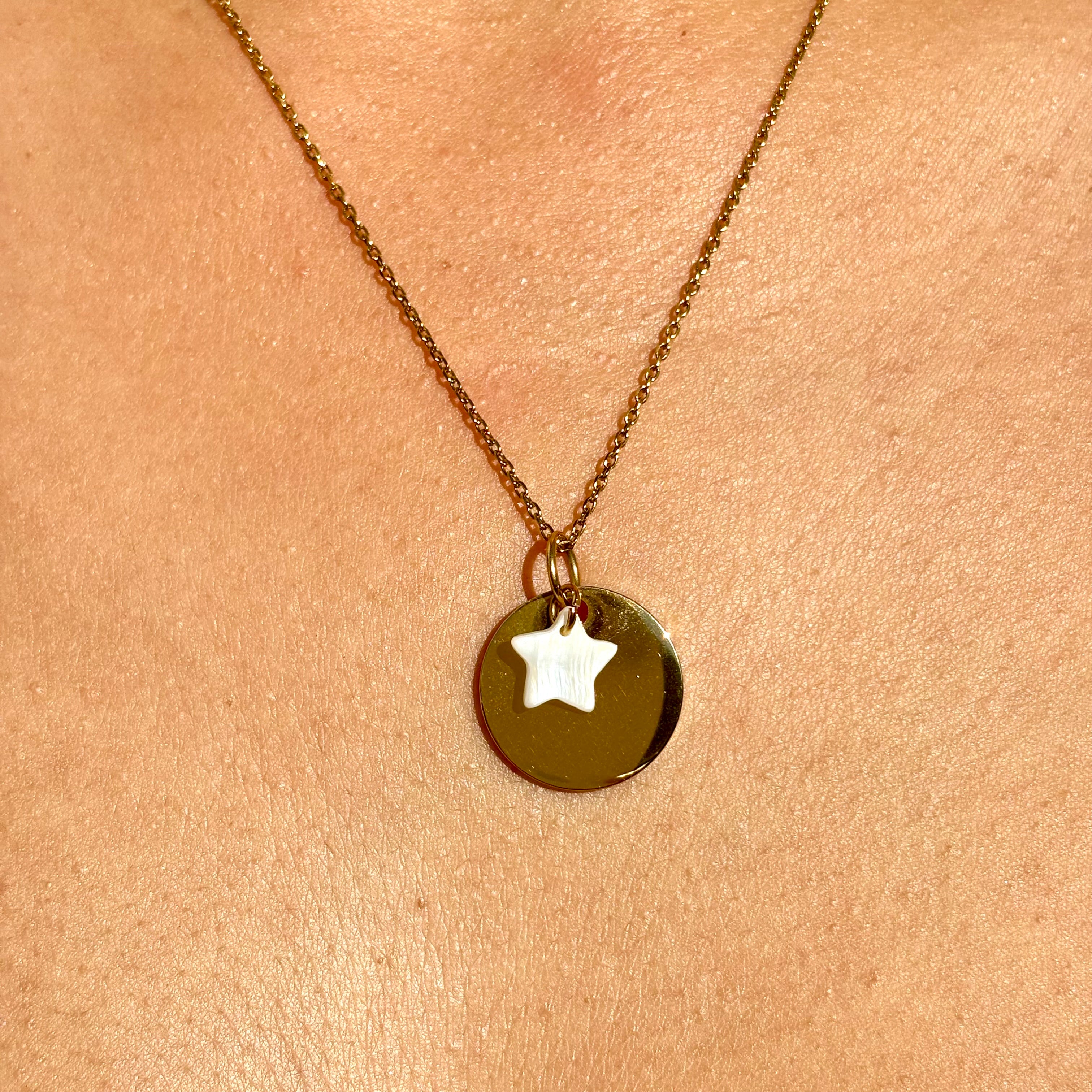 Collier Medaille à graver en acier inoxydable doré a l'or fin et charm etoile de nacre sur collier maille forçat porté