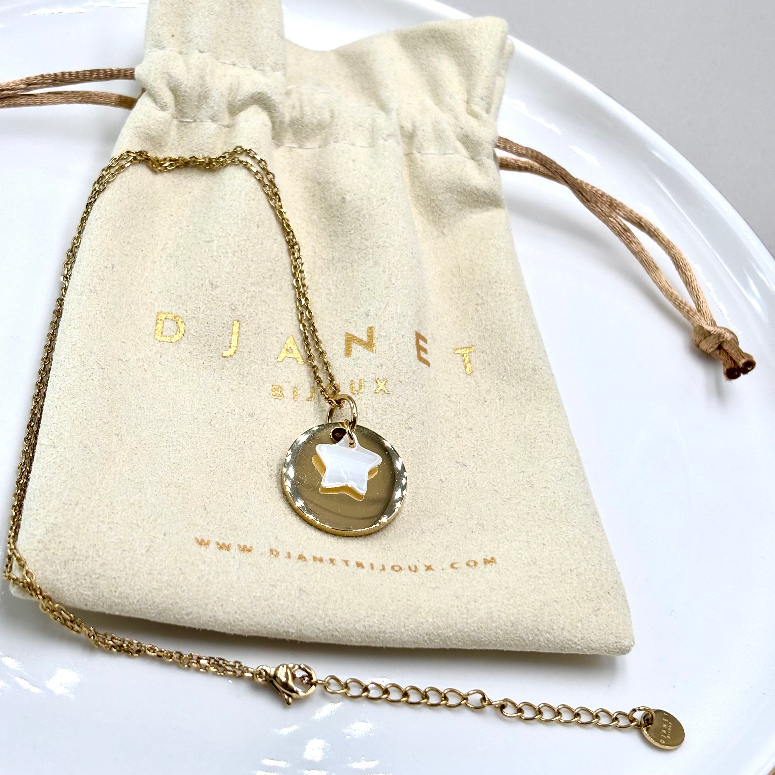 Collier Medaille a graver en acier inoxydable dore a l'or fin et charm etoile nacre monté sur chaine maille forçat présenté sur pochon Djanet Bijoux