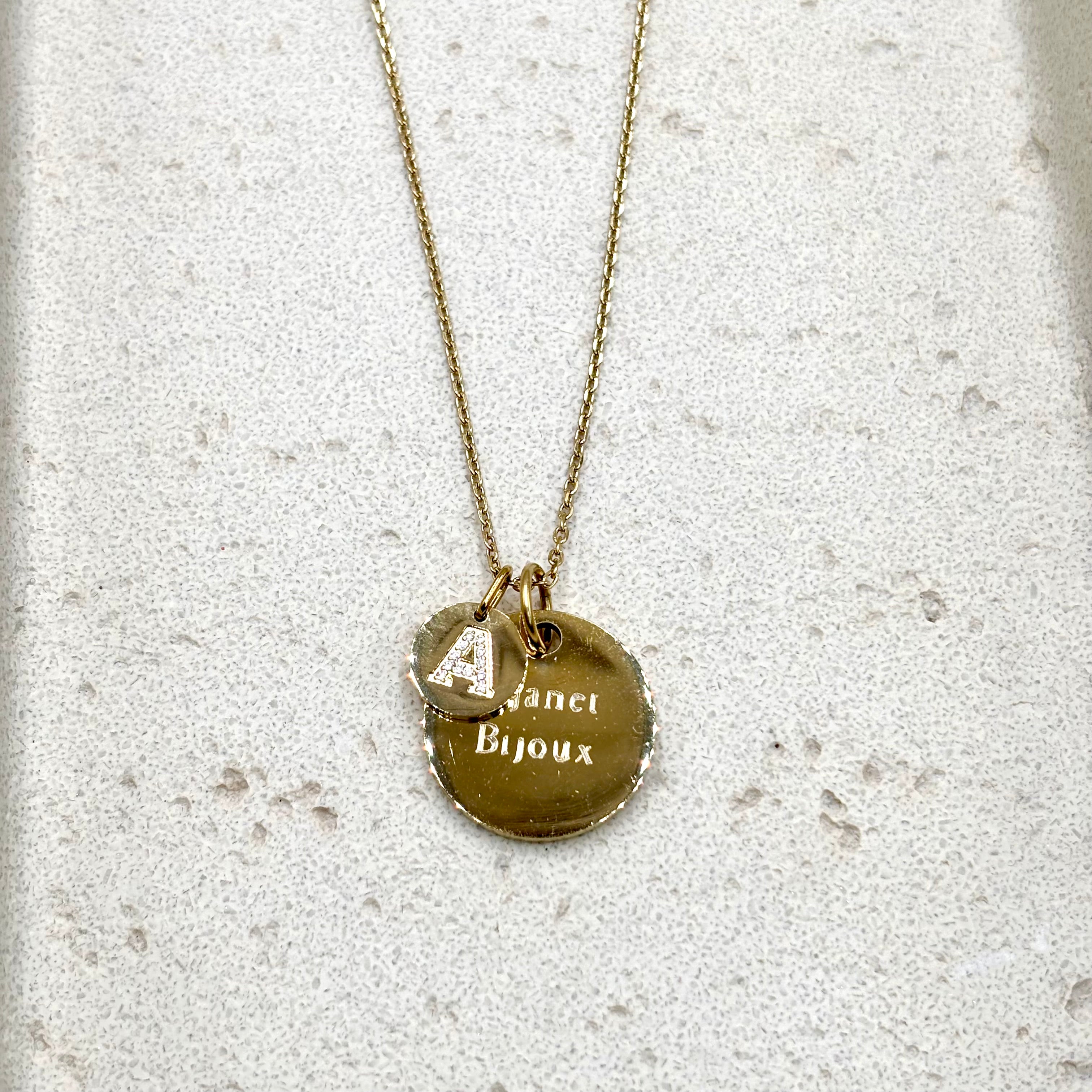 Collier personnalisé pendentif 20mm à graver en acier inoxydable 316L doré à l'or fin 14K et petit charm gravé d'une lettre en zirconium