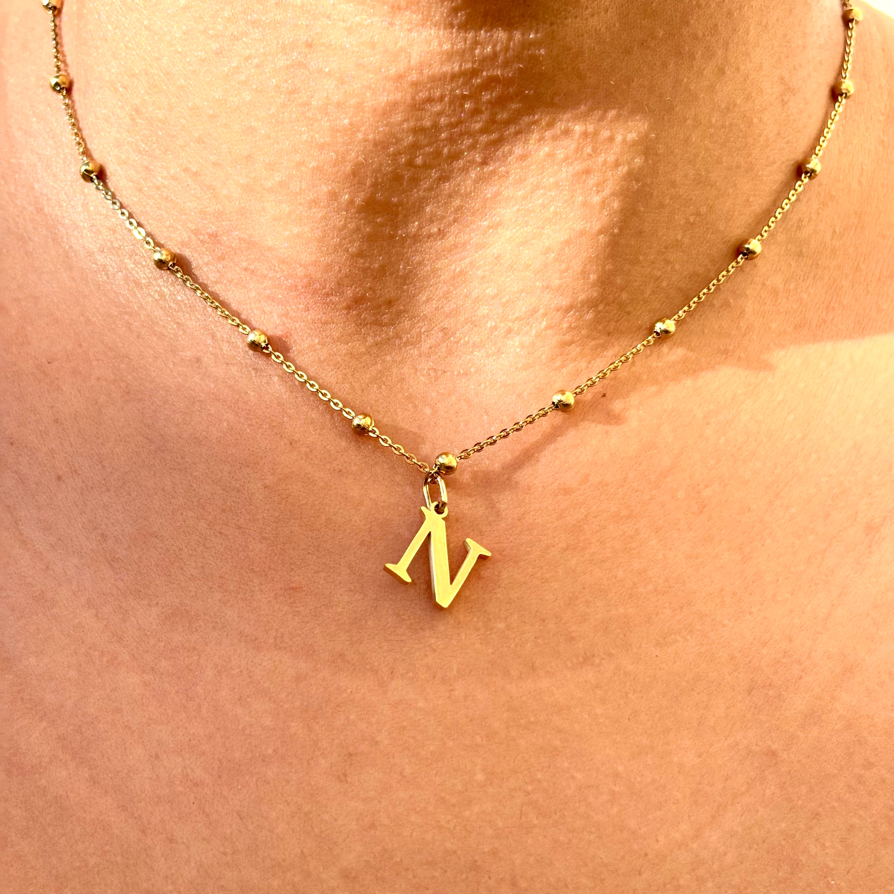 Collier personnalisé chaine boules en acier inoxydable doré à l'or fin orné d'une lettre initiale
