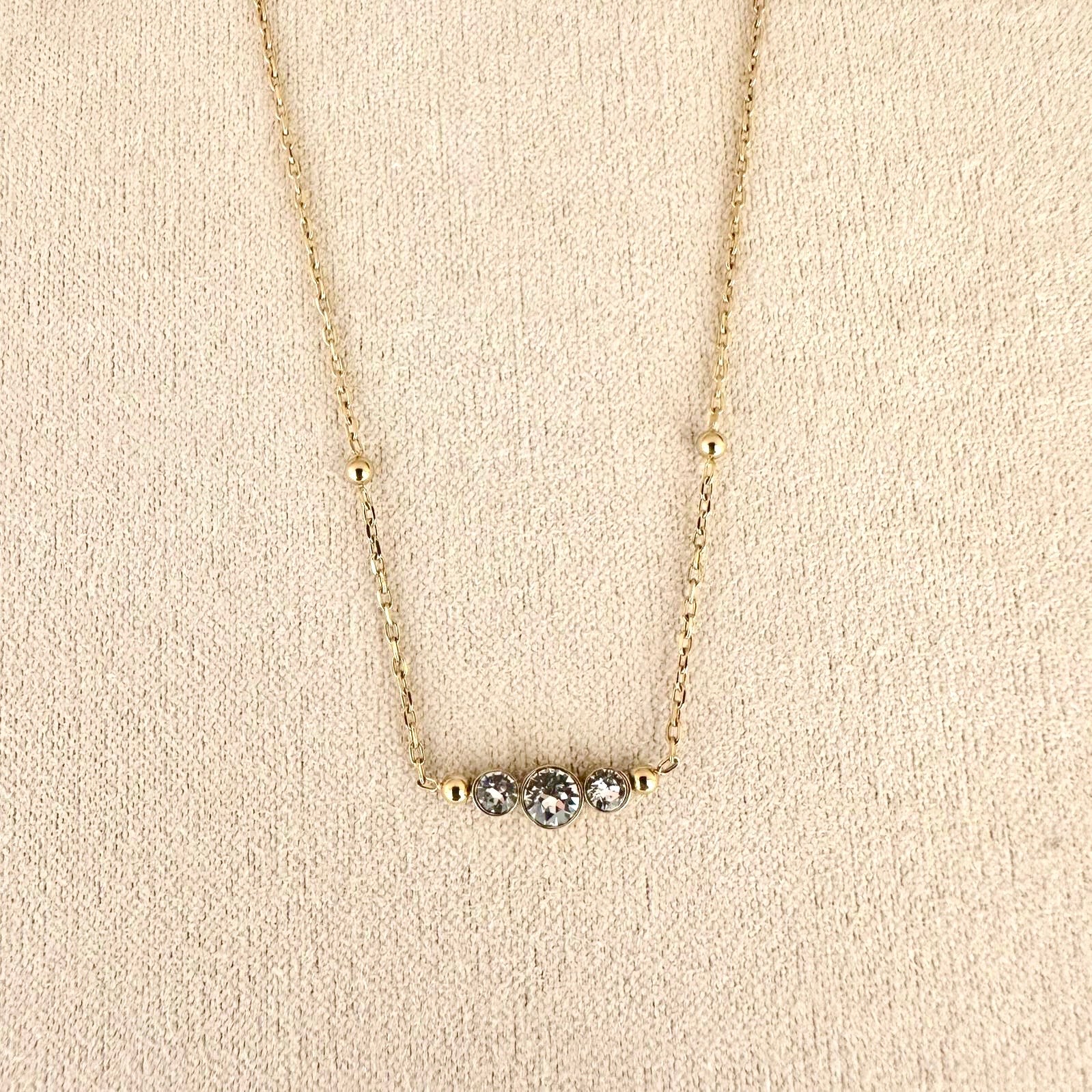 Collier acier inoxydable doré avec 3 zirconium en enfilade chaine ornée de billes d'acier doré