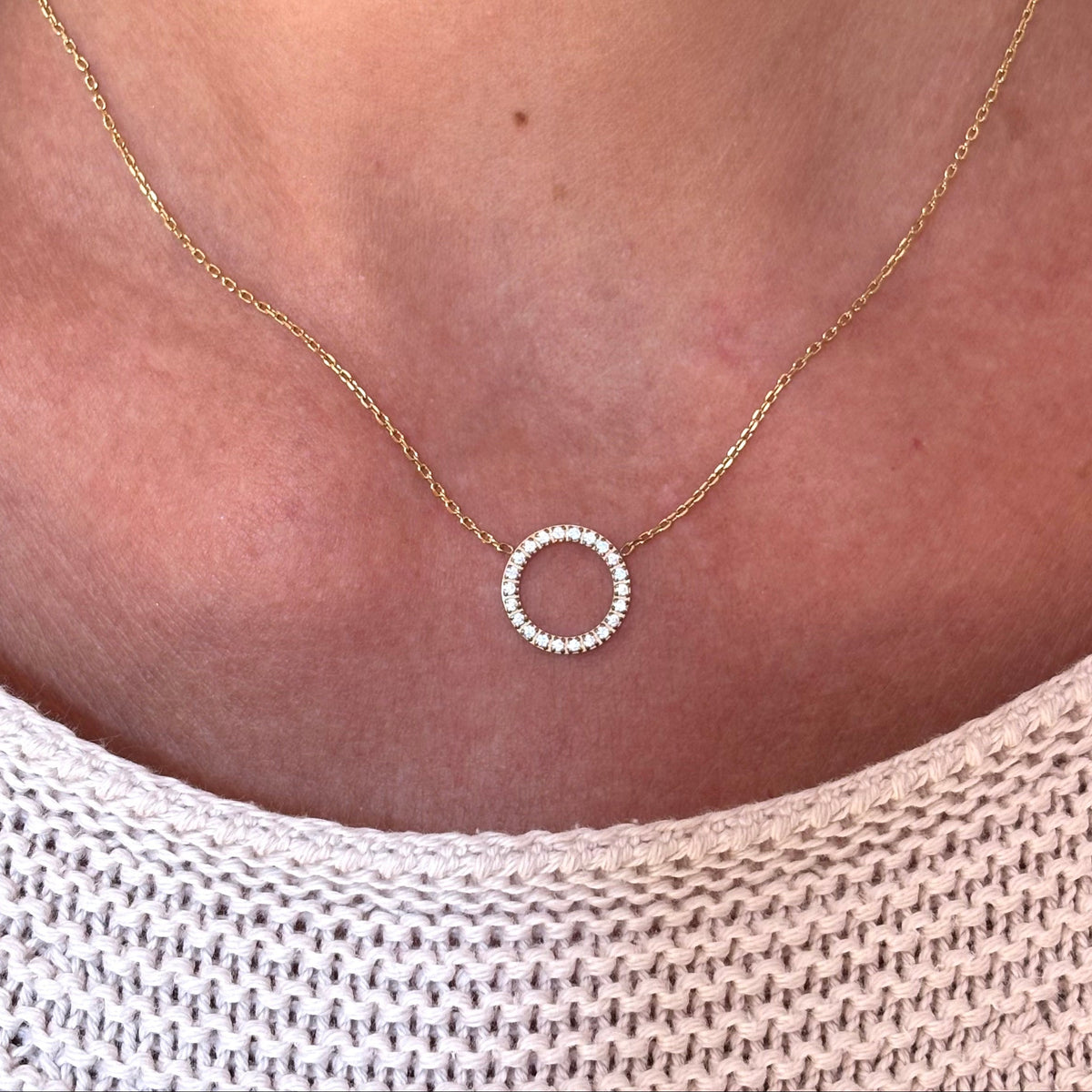 Collier cercle ajouré serti de zirconium monté sur chaine fine en acier inoxydable doré à l'or fin DJANET BIJOUX