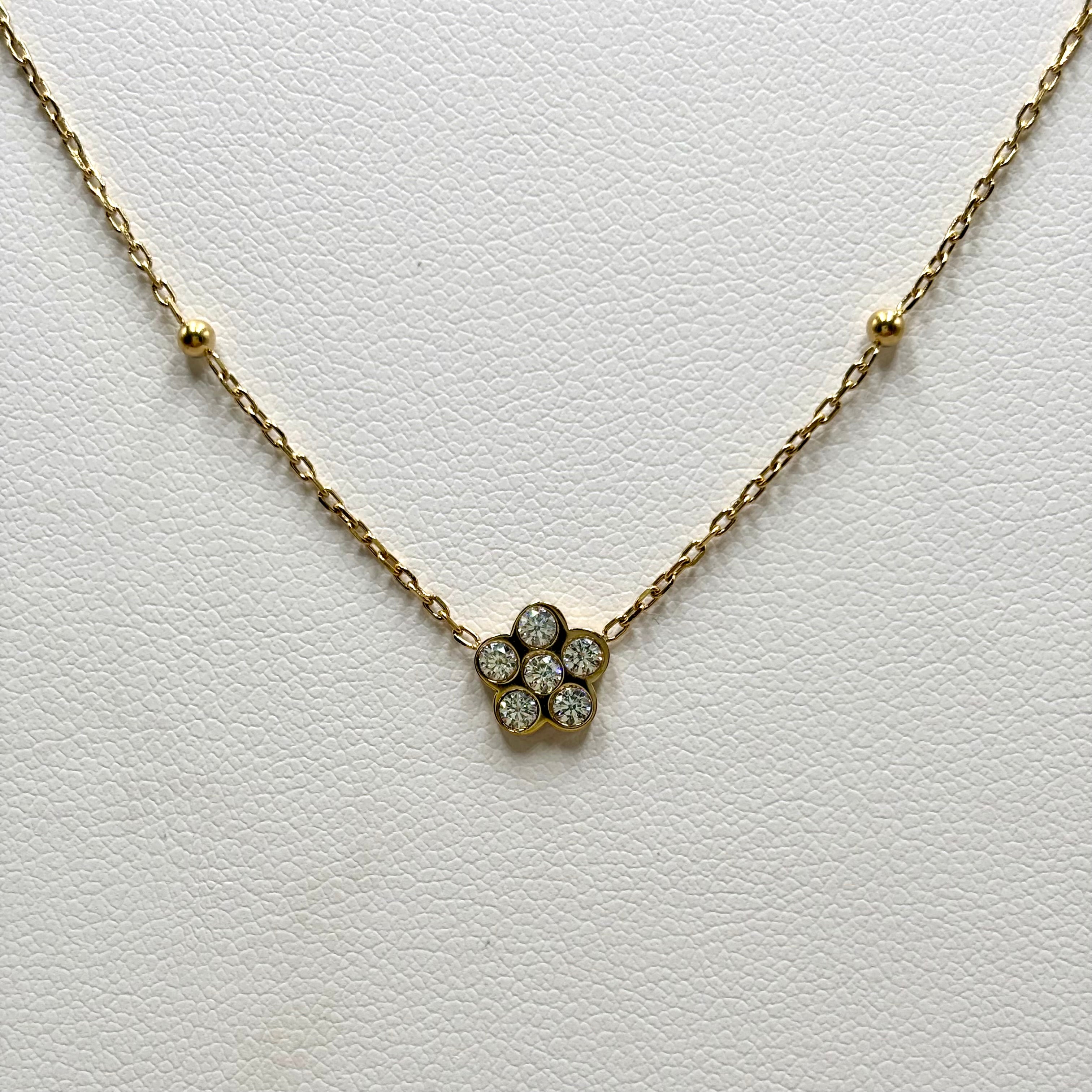 Collier fin orné d'une fleur en zirconium entre deux billes en acier doré Djanet Bijoux