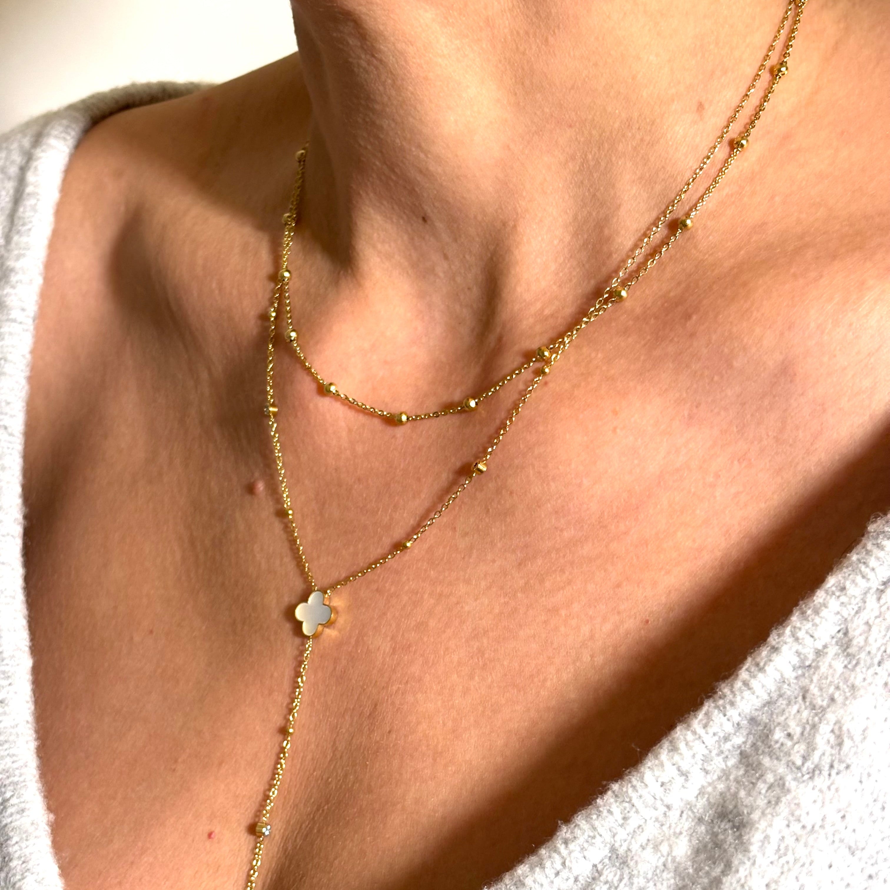 Collier cravate trèfle nacre chaine maille boules porté avec collier chaine maille boules Djanet Bijoux