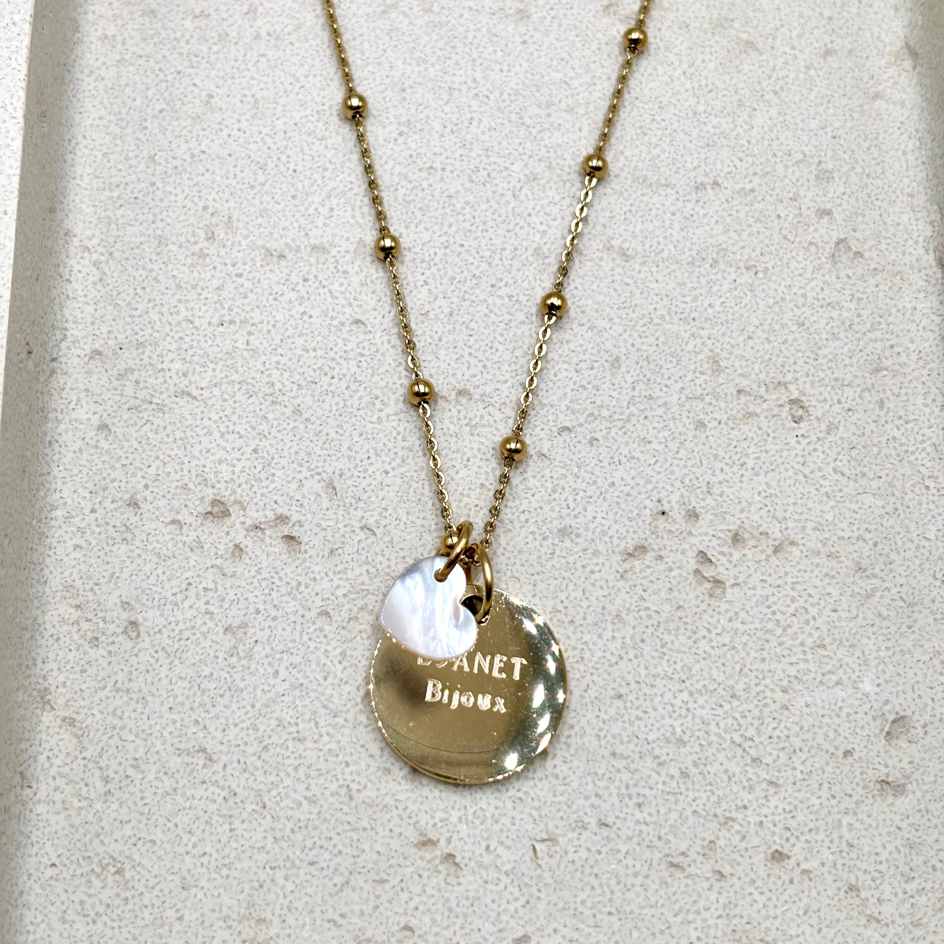 Collier personnalise medaille gravee Djanet Bijoux et chaine maille boules en acier dore et coeur en nacre