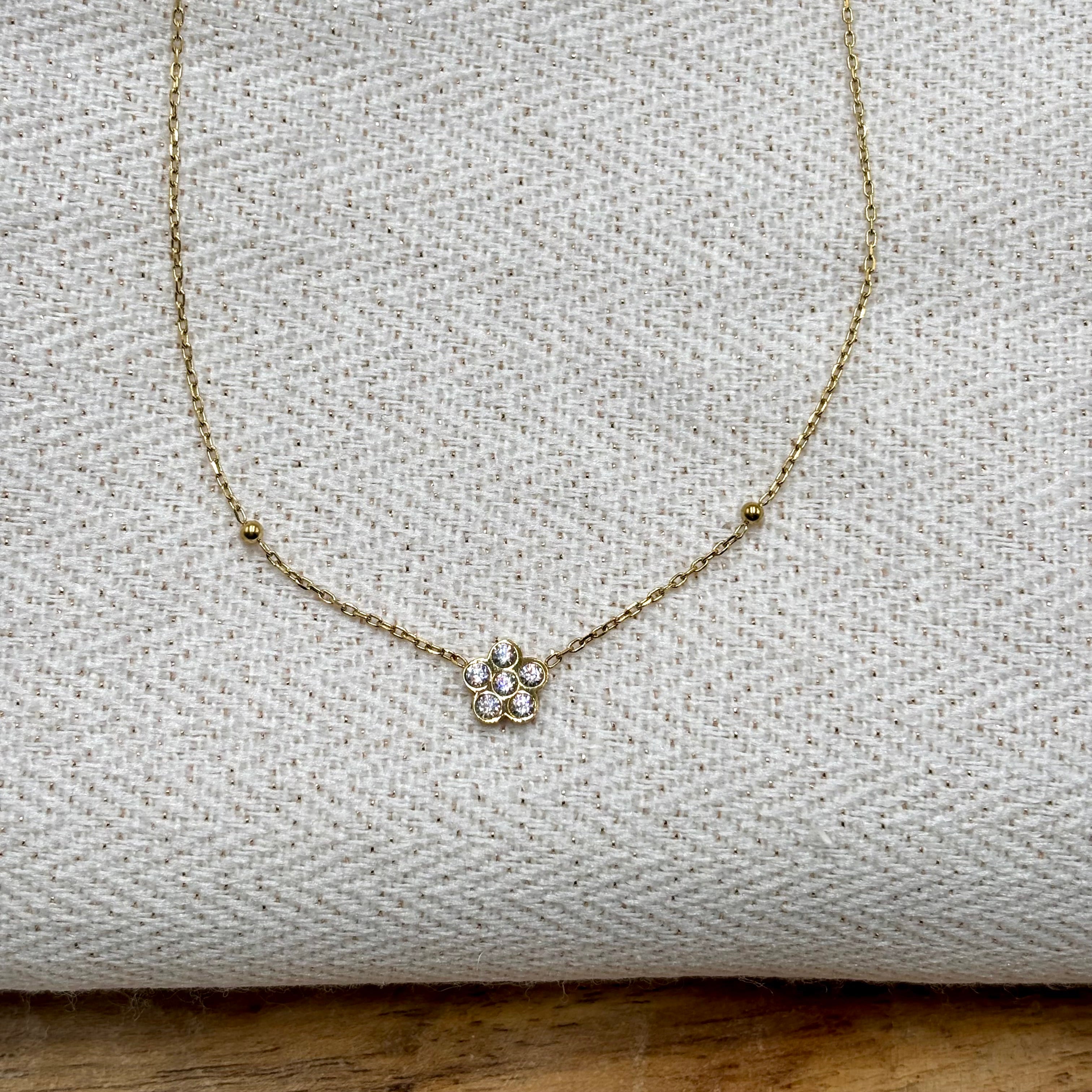 Collier fin orné d'une fleur en zirconium entre deux billes en acier doré Djanet Bijoux