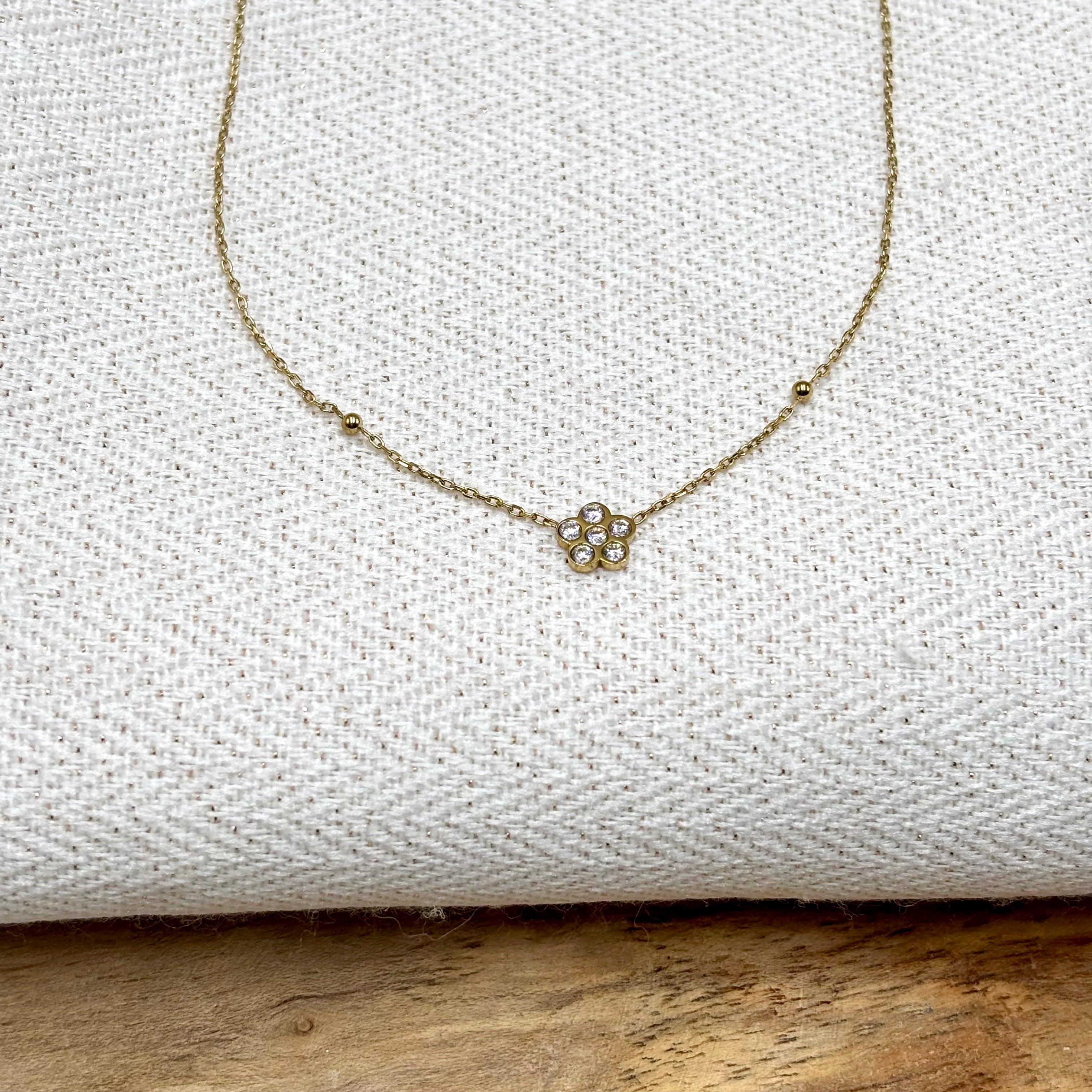 Collier fin orné d'une fleur en zirconium entre deux billes en acier doré Djanet Bijoux