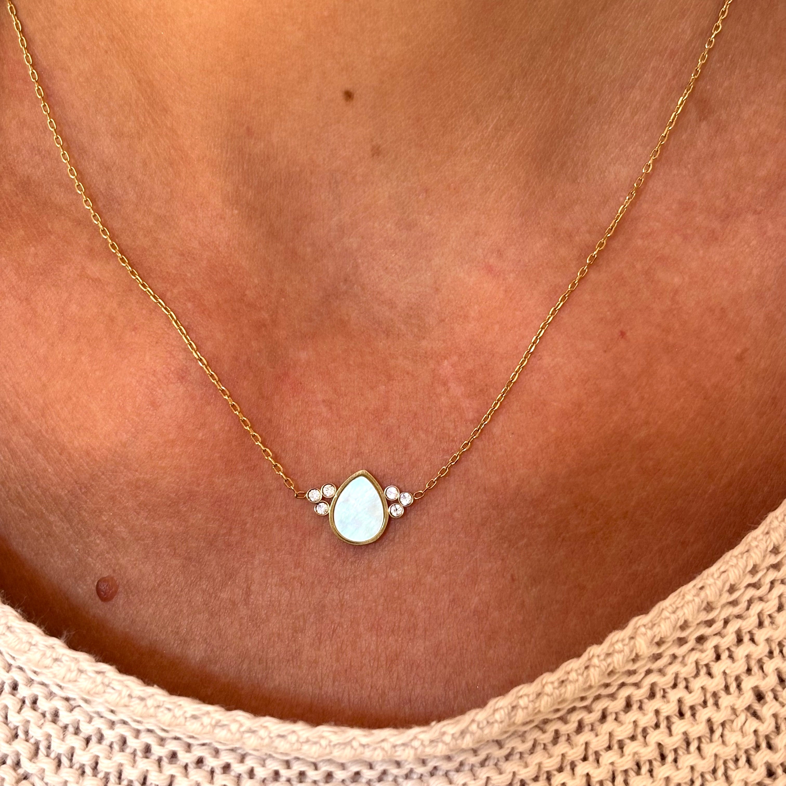 Collier Goutte en Nacre Blanche - Chaine fine dorée à l'or fin & Oxydes de Zirconium - Pauline