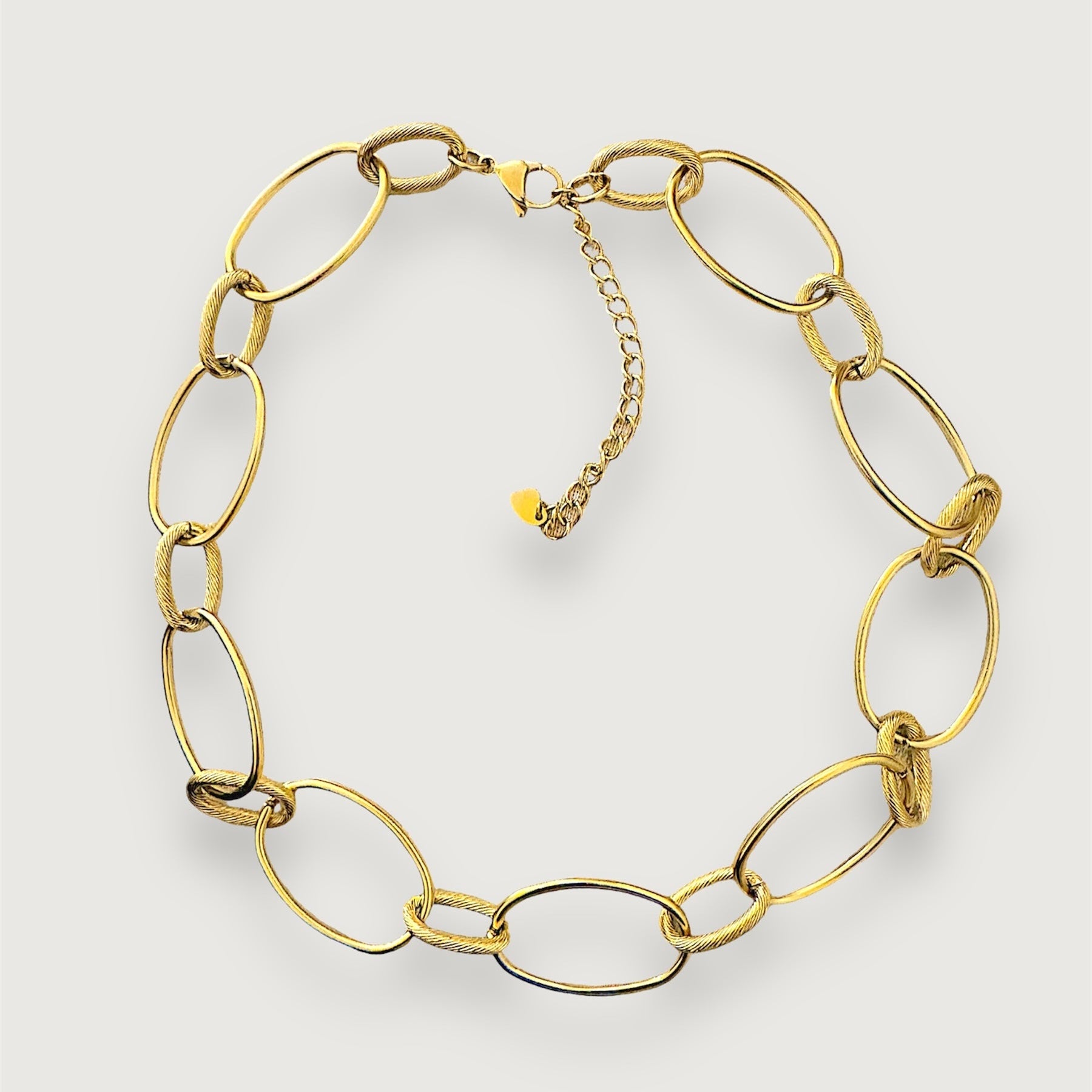 Collier en acier inoxydable doré à l'or fin entrelacs de grands et petits anneaux ovales lisses et texturées