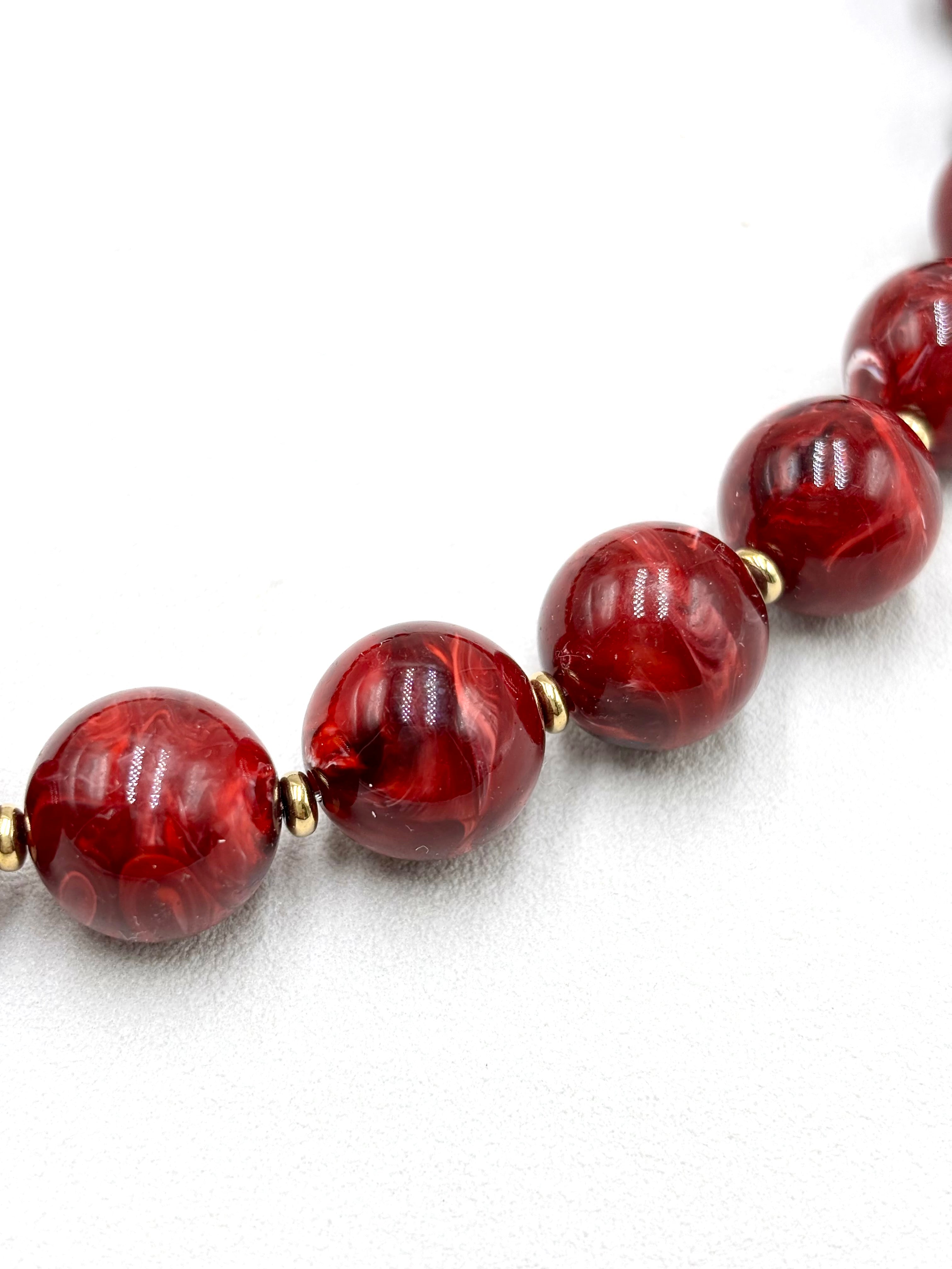 Zoom Collier grosses perles en résine rouge cerise et acier doré Perla