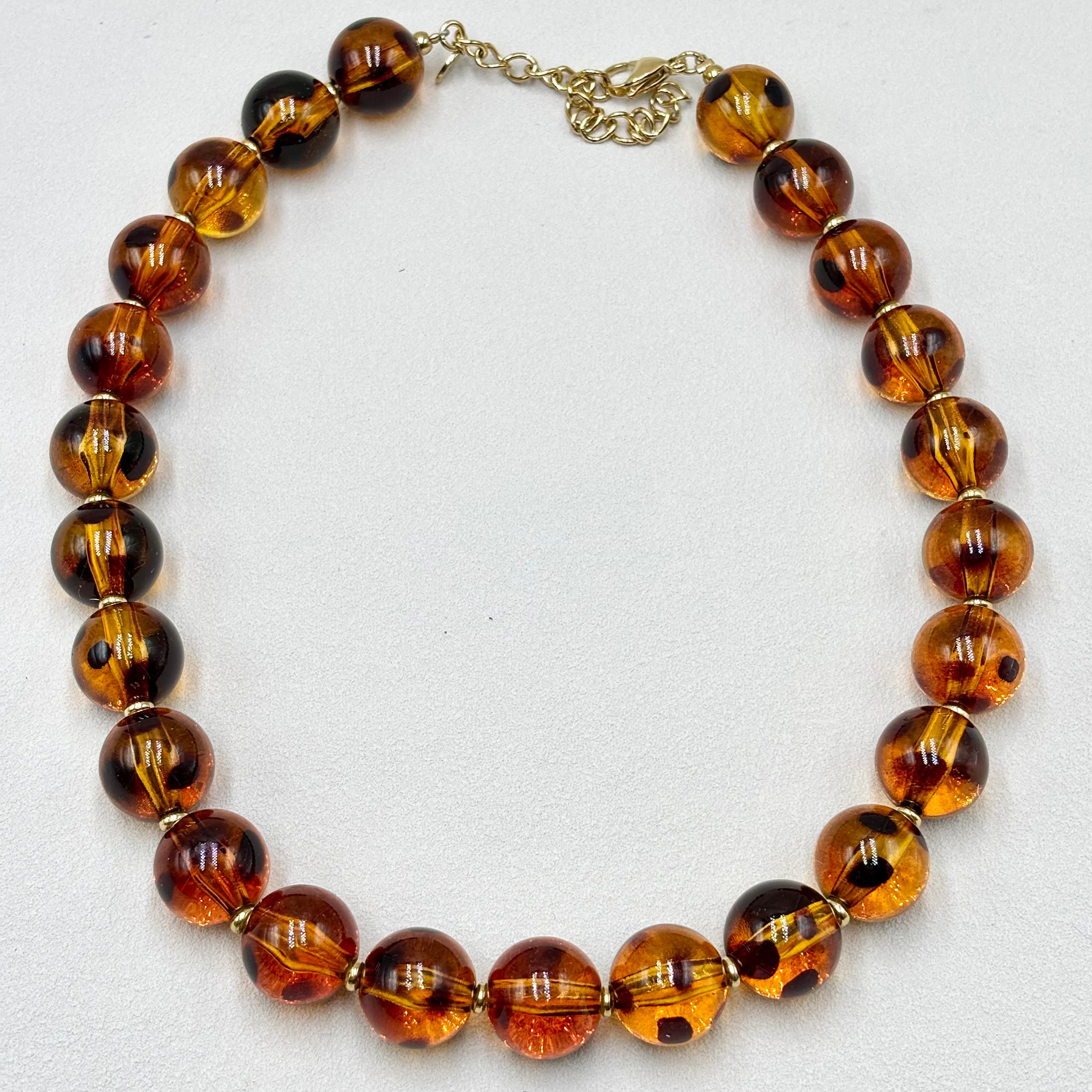 Collier perles rondes en résine motif léopard marron Djanet Bijoux