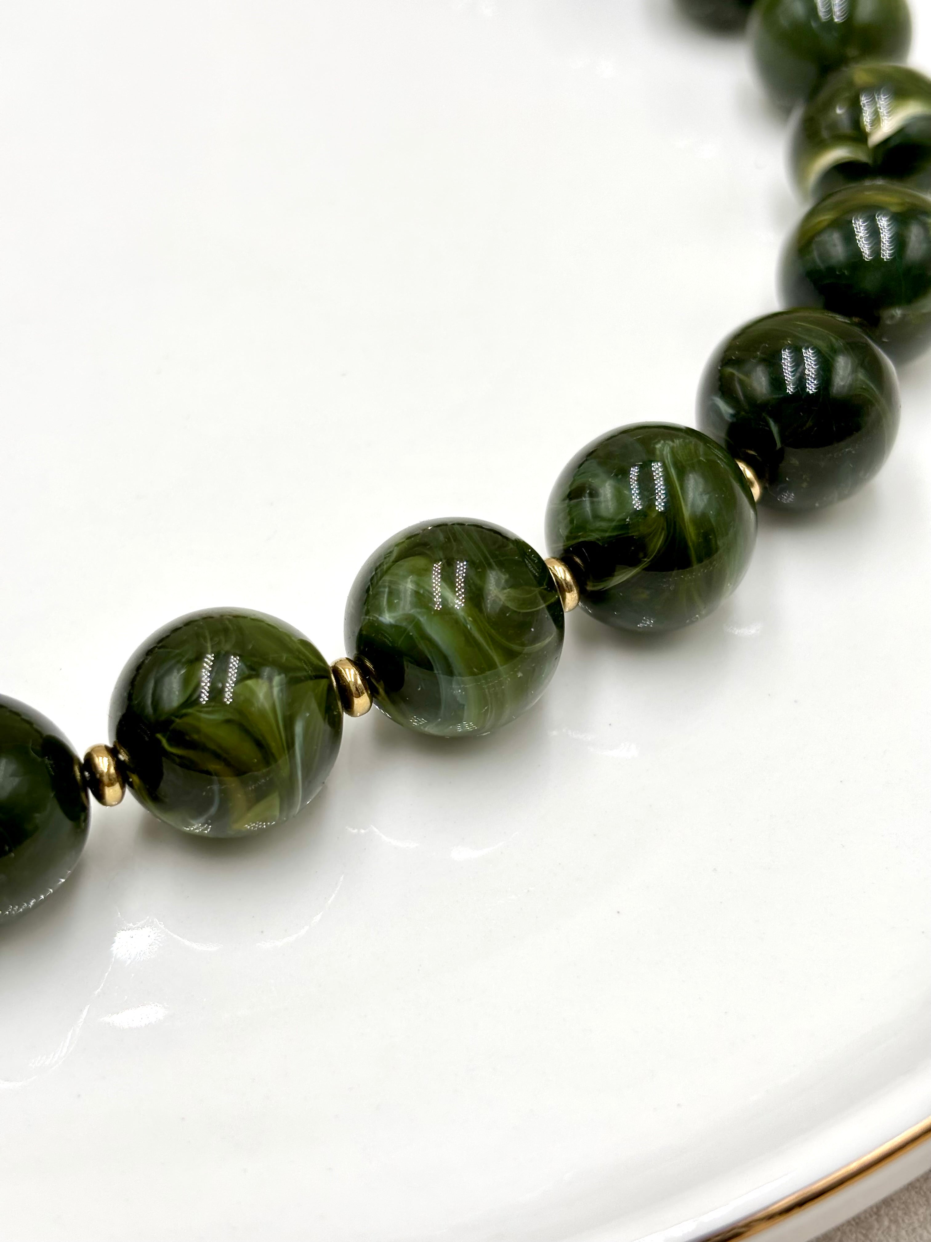 Zoom Collier grosses perles en résine vert et acier doré Perla