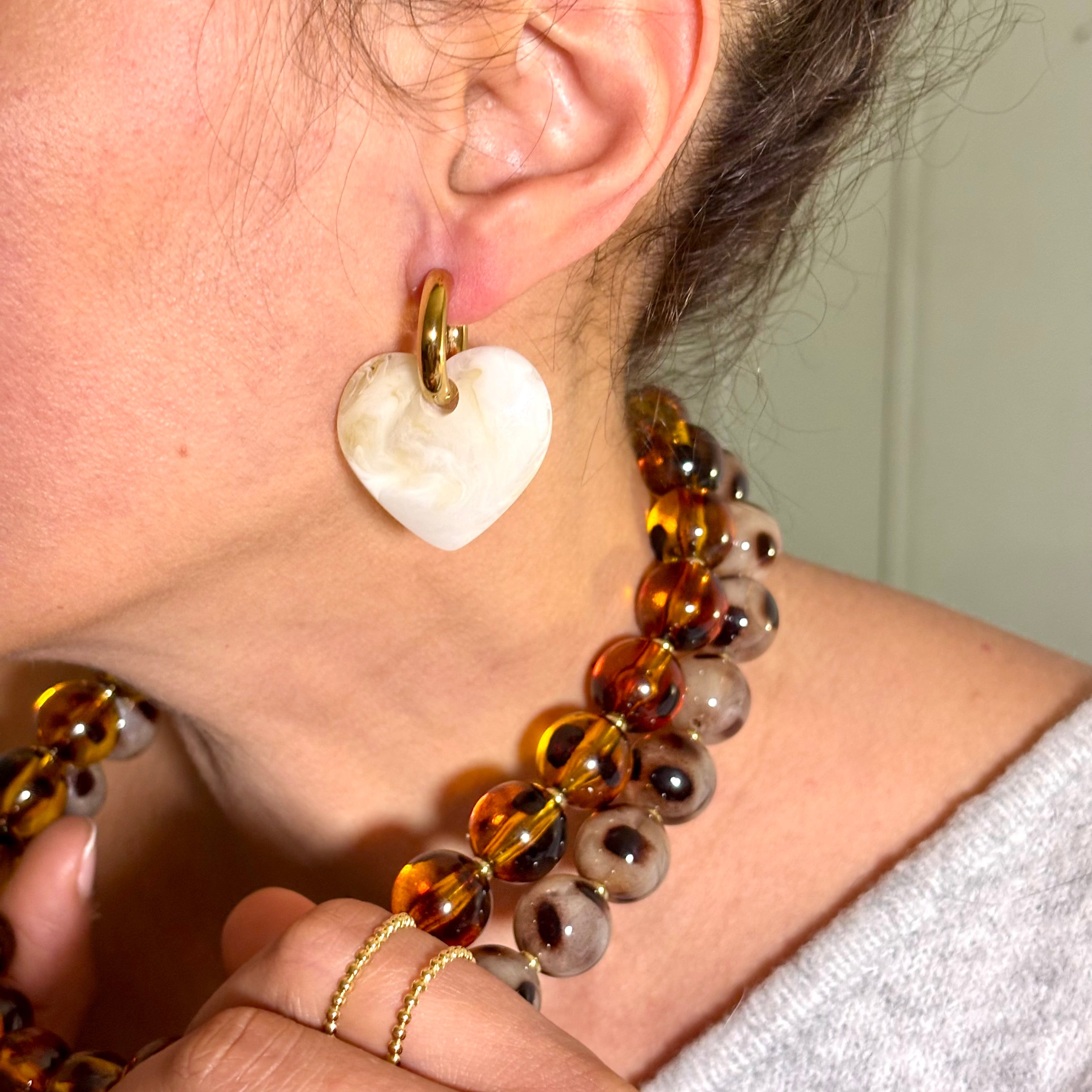 Collier perles rondes en résine motif léopard gris et marron Djanet Bijoux portés en accumulation