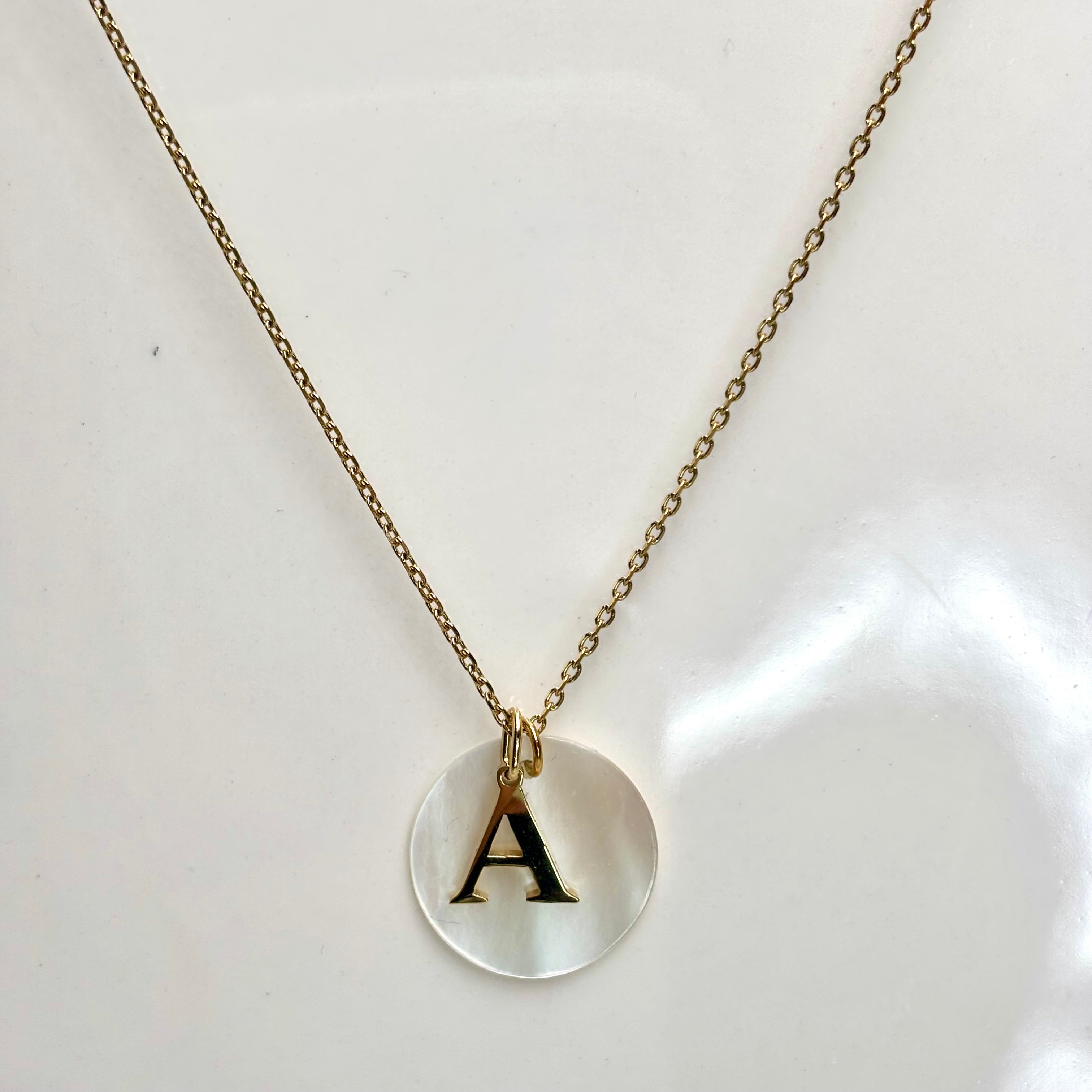 Collier lettre initiale en acier inoxydable doré chaine maille forçat et pendentif rond en nacre