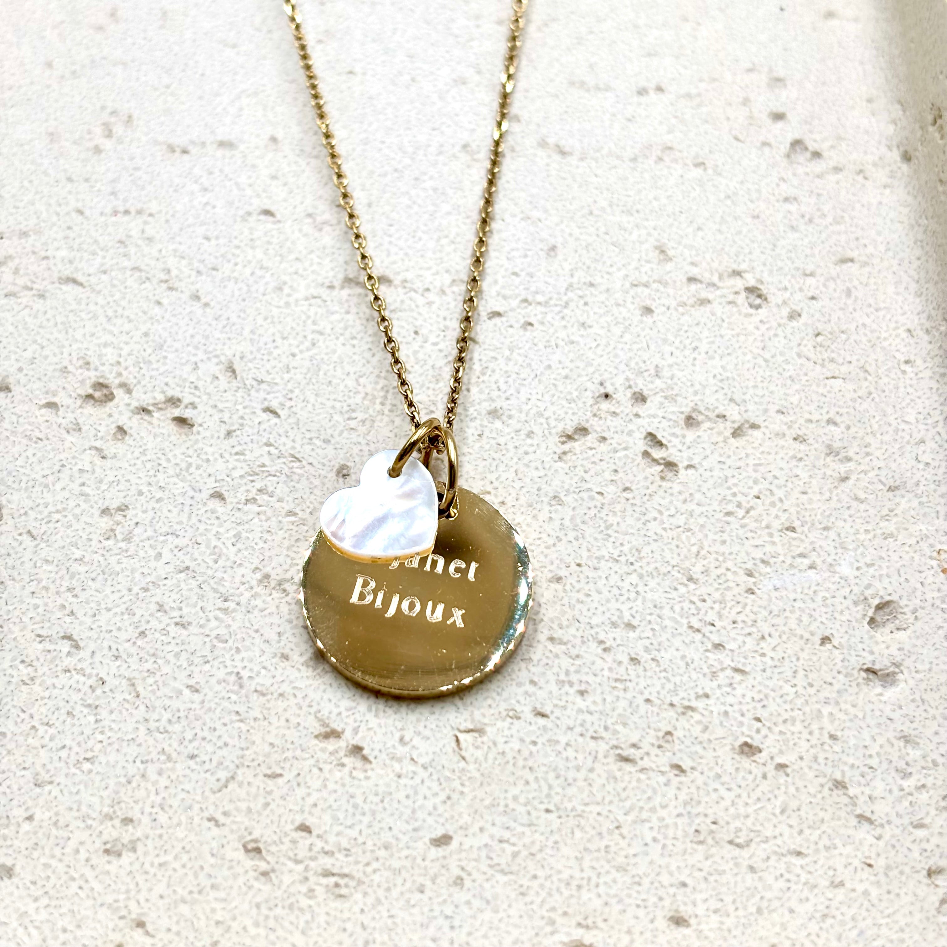 Collier personnalise medaille gravee Djanet Bijoux en acier doré et charm coeur en nacre sur chaine fine