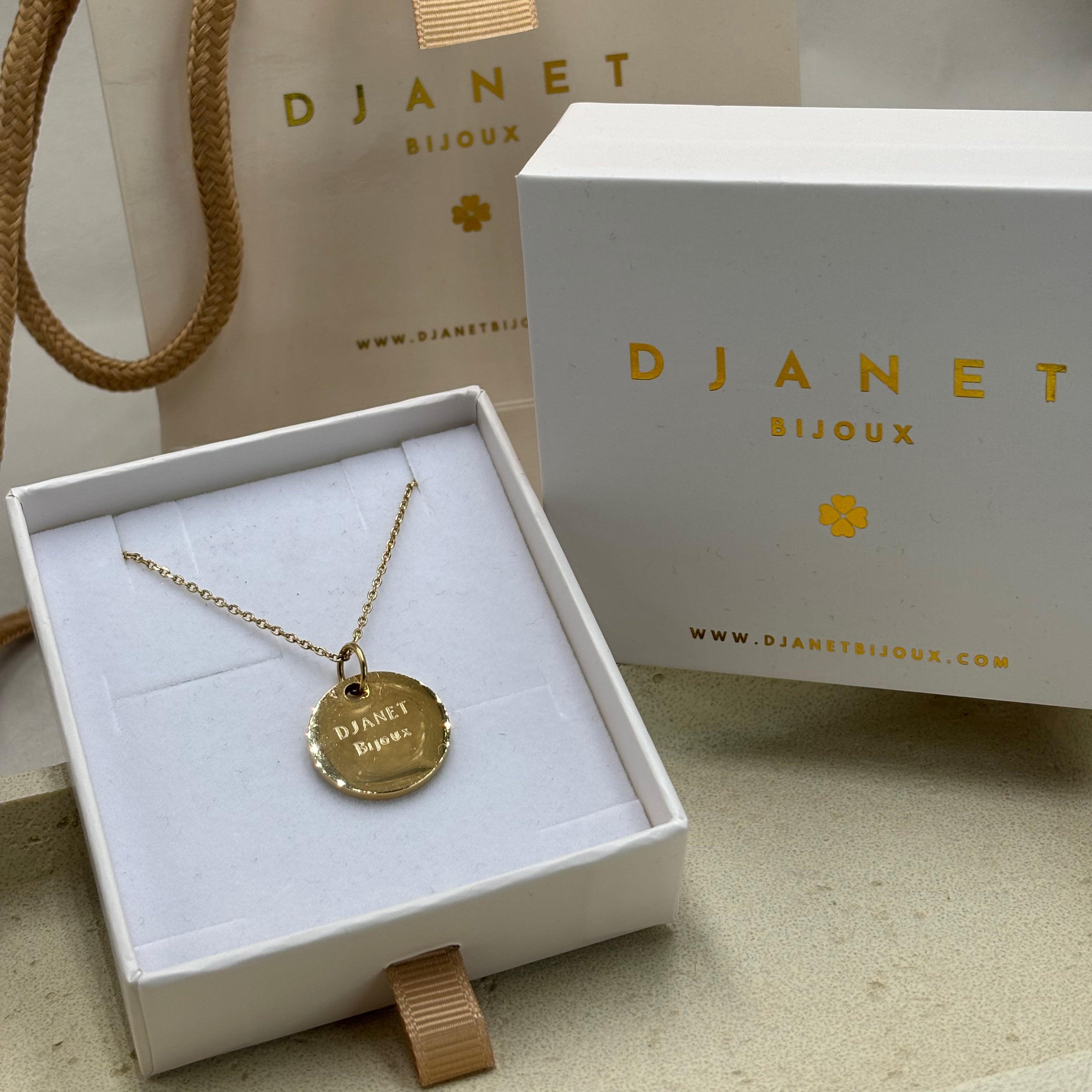 Collier médaille à graver 20 mm en acier inoxydable doré présentée sur boite cadeau Djanet Bijoux