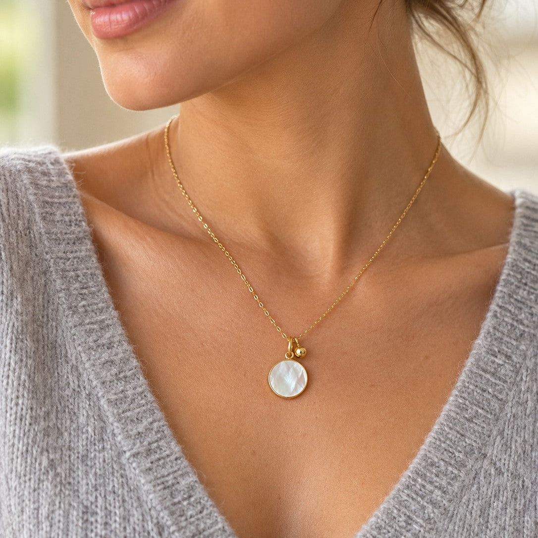 Collier pendentif nacre blanche et bille en acier inoxydable doré