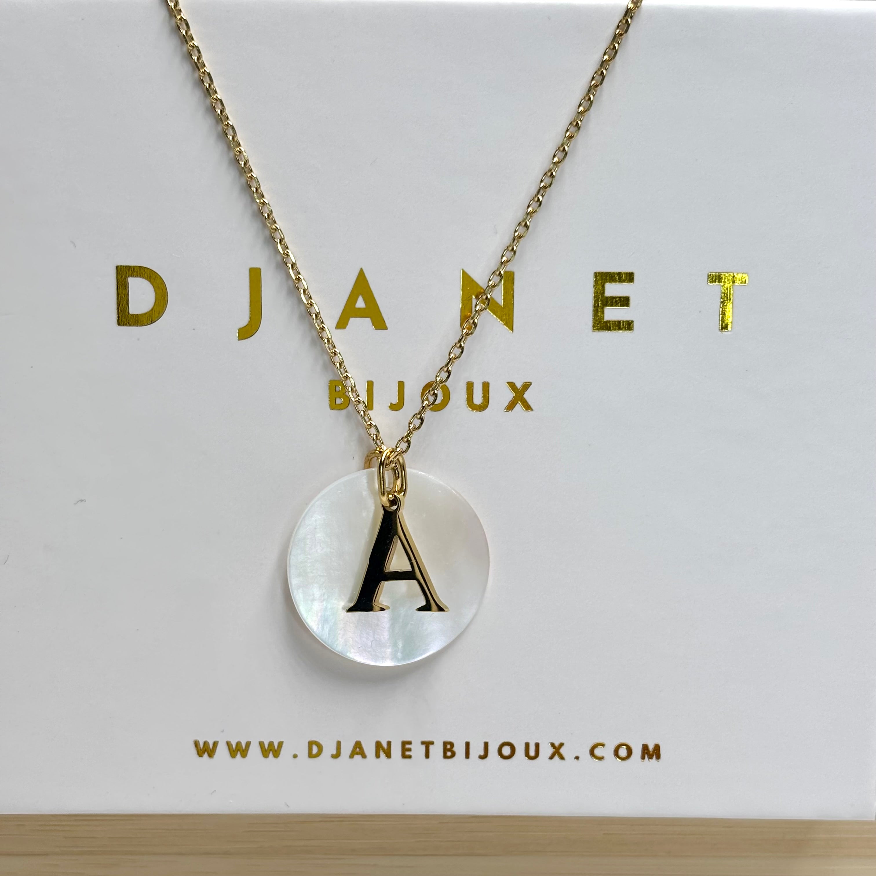 Collier personnalisé initiale prénom et médaille ronde nacre sur chaine maille forçat en acier inoxydable doré Djanet Bijoux