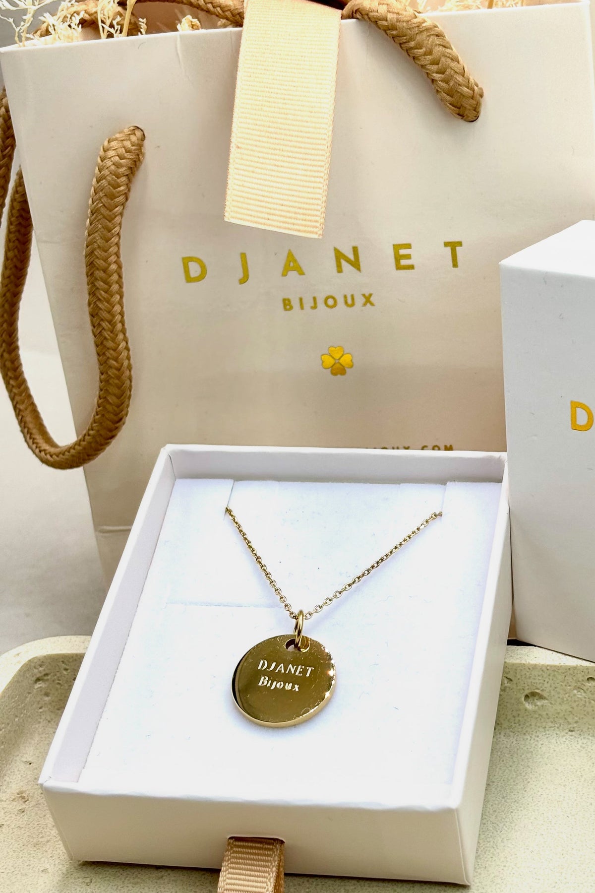 Collier personnalisé medaille gravee en acier inoxydable doré présenté sur boite cadeau tiroir Djanet Bijoux
