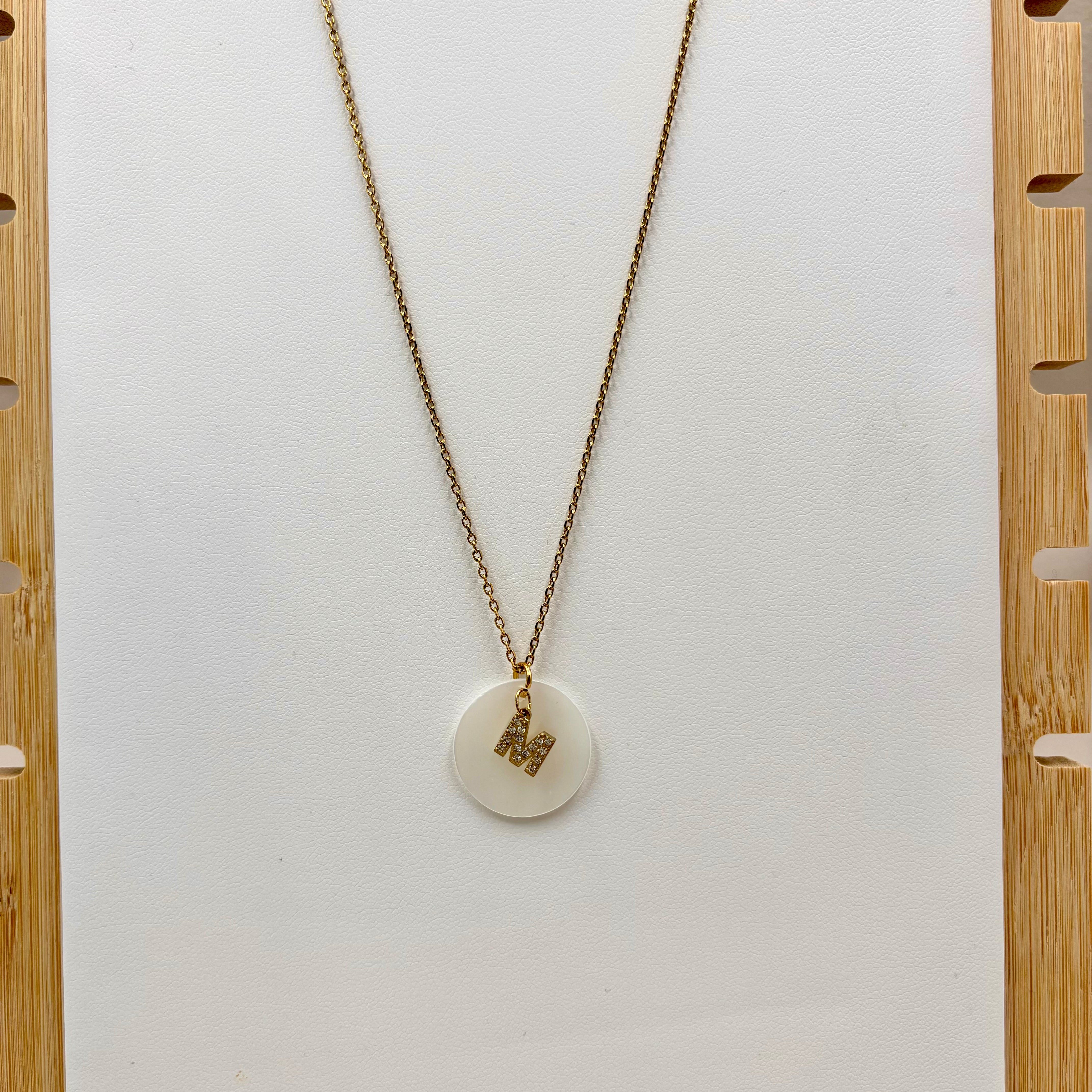 Collier personnalisé Initiale M en acier inoxydable doré médaille ronde nacrée et charm lettre en zirconium