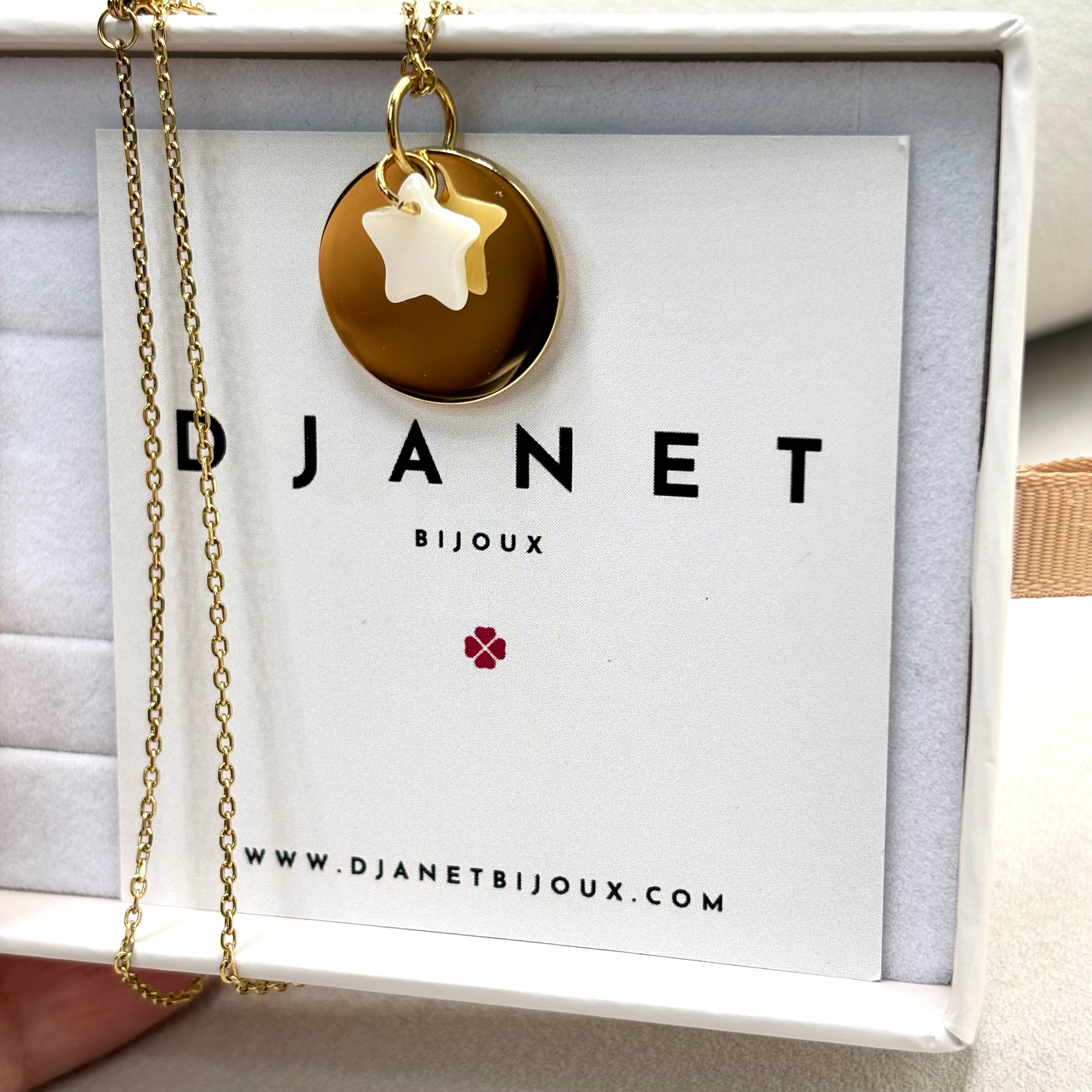 Collier personnalisé medaille a graver sur chaine en acier inoxydable 316L a l'or fin 14K orné d'une étoile en nacre présenté sur boite cadeau Djanet Bijoux