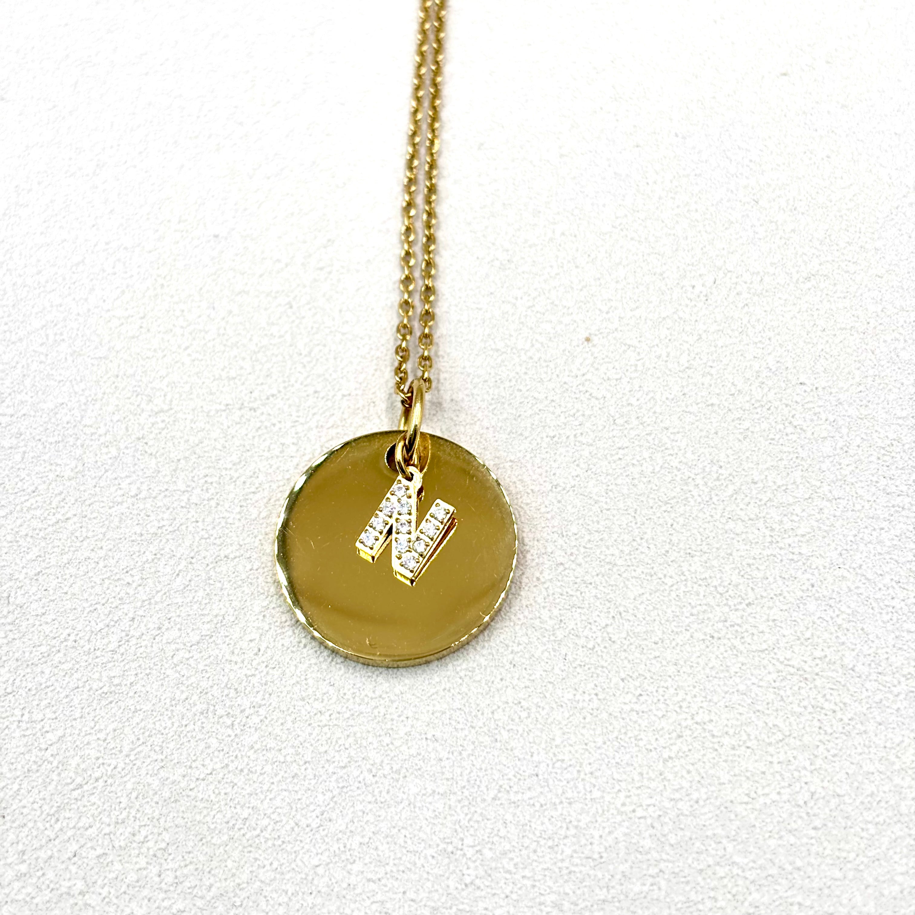 Collier personnalisé femme médaille à graver en acier doré à l'or fin et pendentif charm lettre Initiale en zirconium