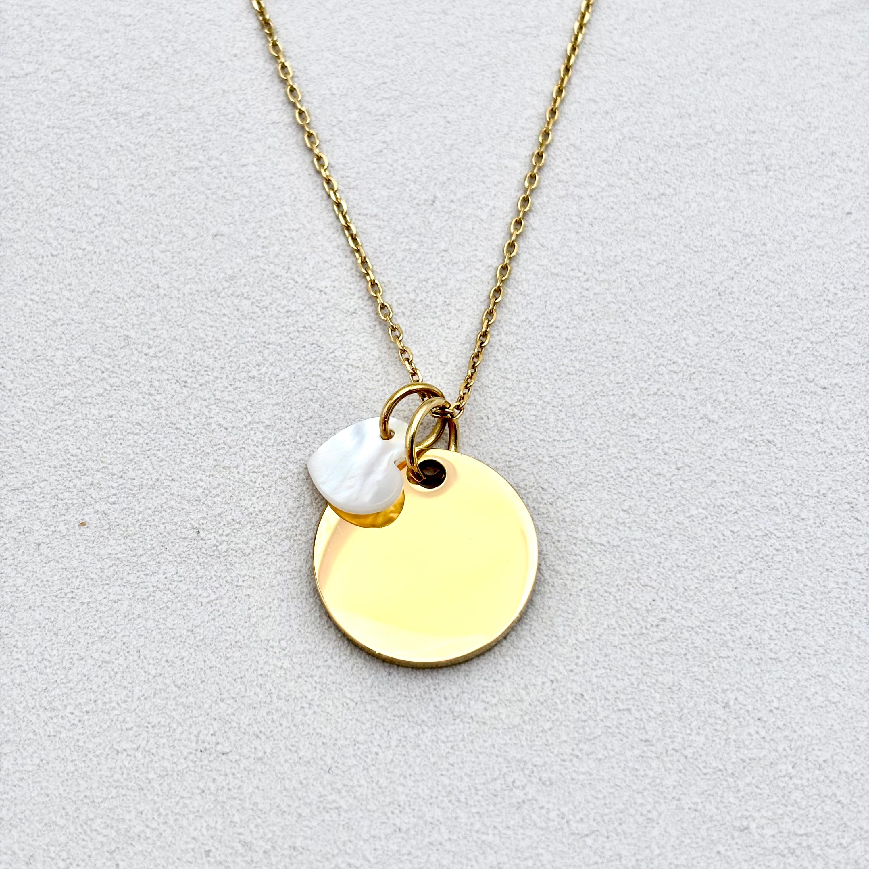 Collier personnalise medaille a graver en acier doré et charm coeur en nacre sur chaine fine maille forçat