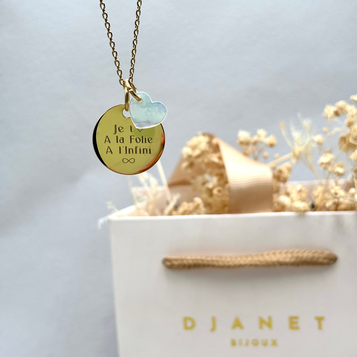 Collier personnalisé médaille gravée en acier inoxydable doré avec charm coeur nacre