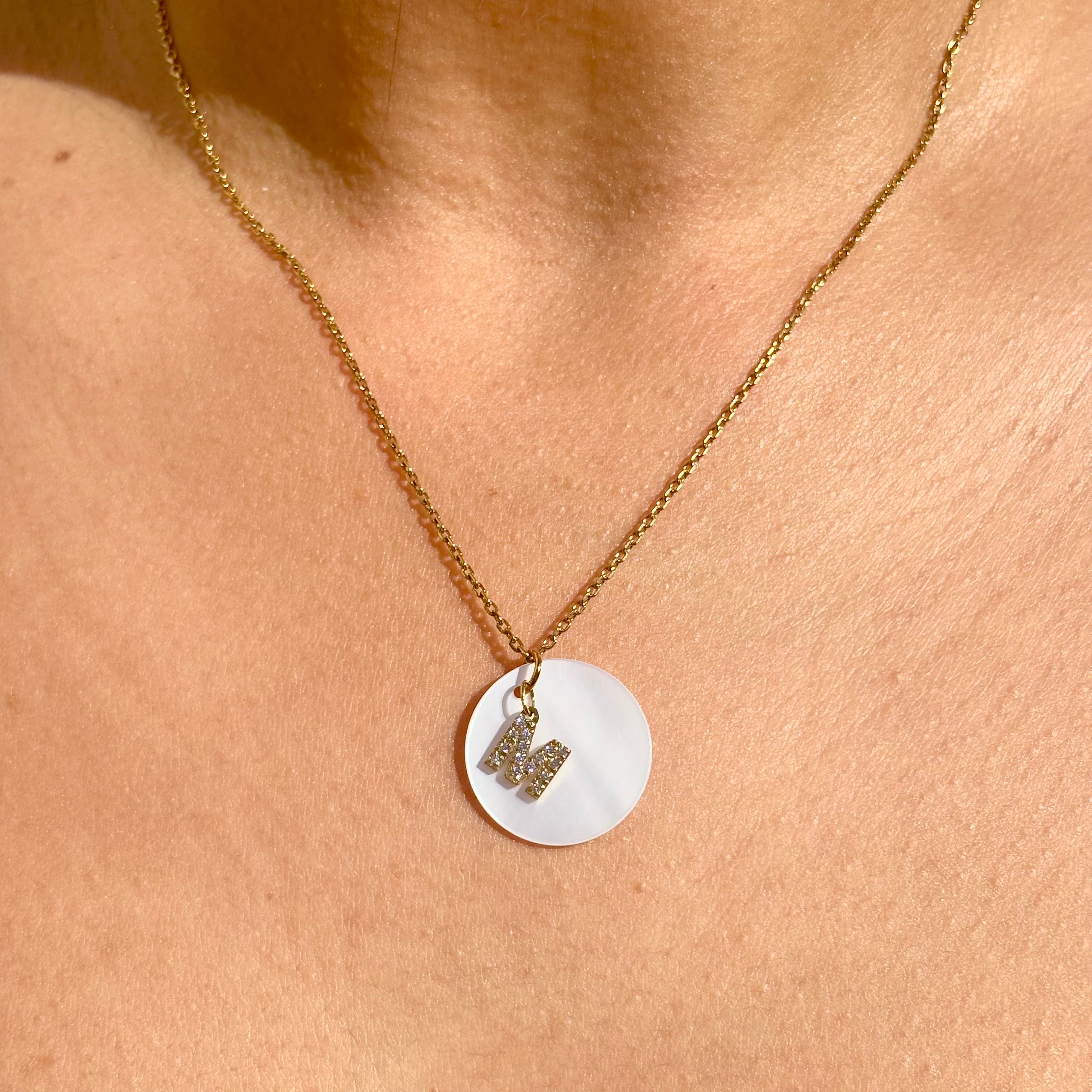 Collier personnalisé Initiale médaille ronde nacrée et lettre en zirconium chaine acier doré porté
