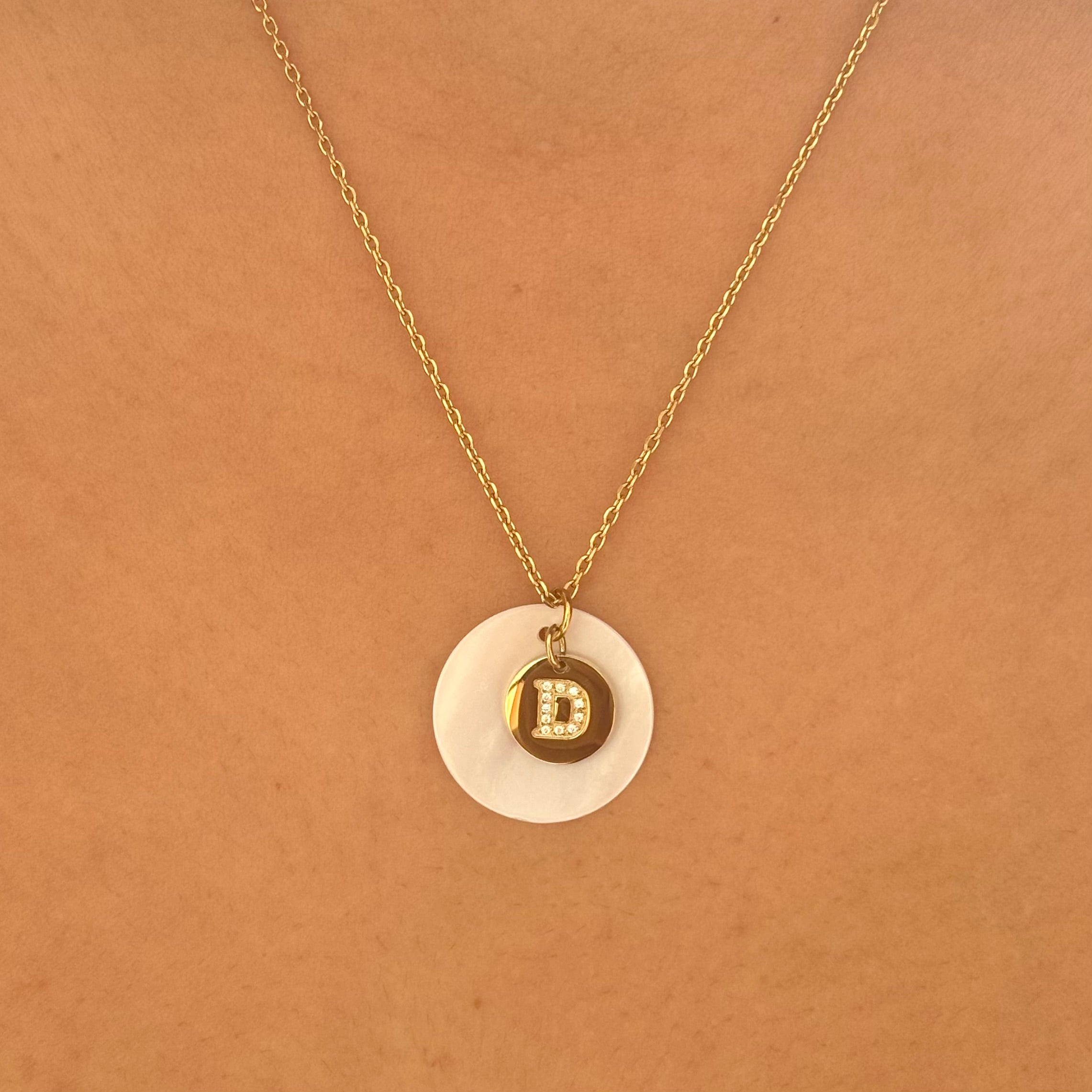 Collier personnalisé médaille nacrée et lettre zirconium gravé sur charm en acier doré porté