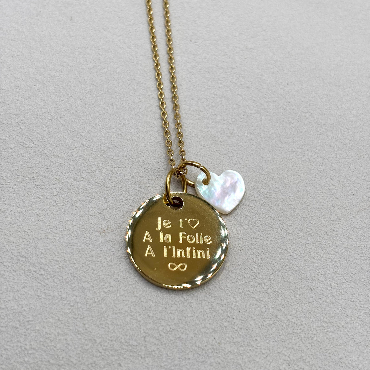 Collier personnalisé médaillon rond gravé en acier doré avec charm coeur nacre Djanet Bijoux