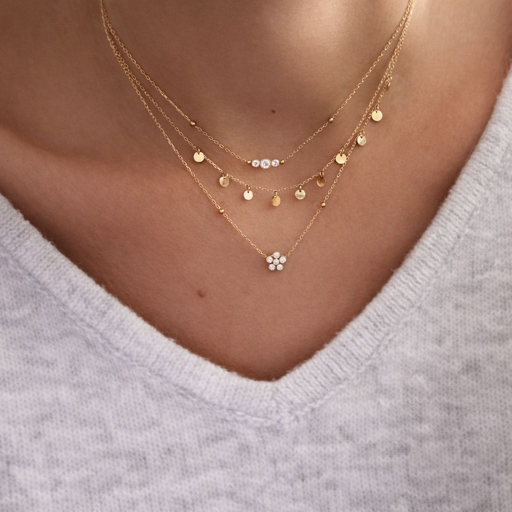 Collier ras de cou pastilles en acier inoxydable doré à l'or fin Djanet Bijoux porté en accumulation