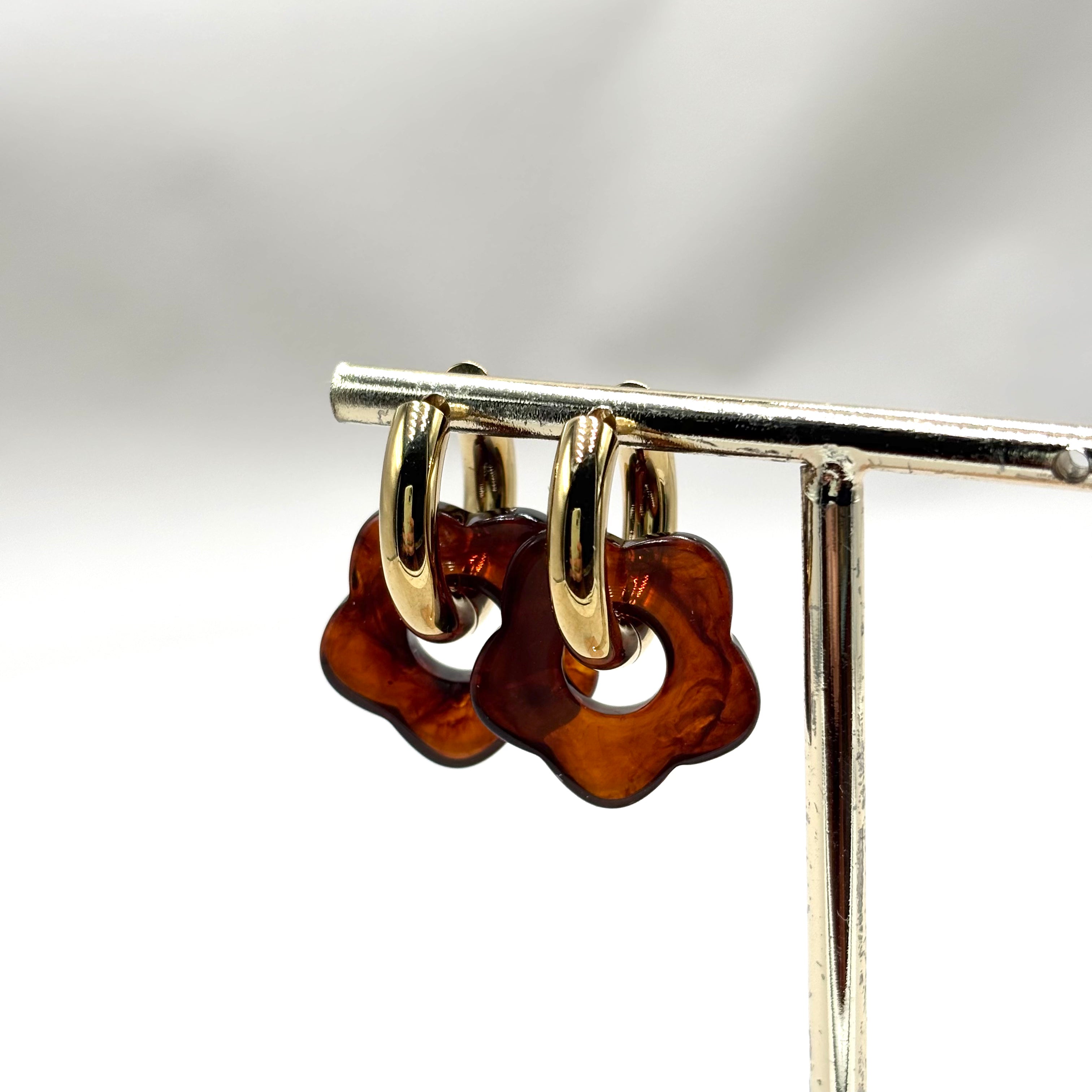 Boucles d'Oreilles Créoles en acier doré avec fleur en acétate coloré Lila – Djanet Bijoux