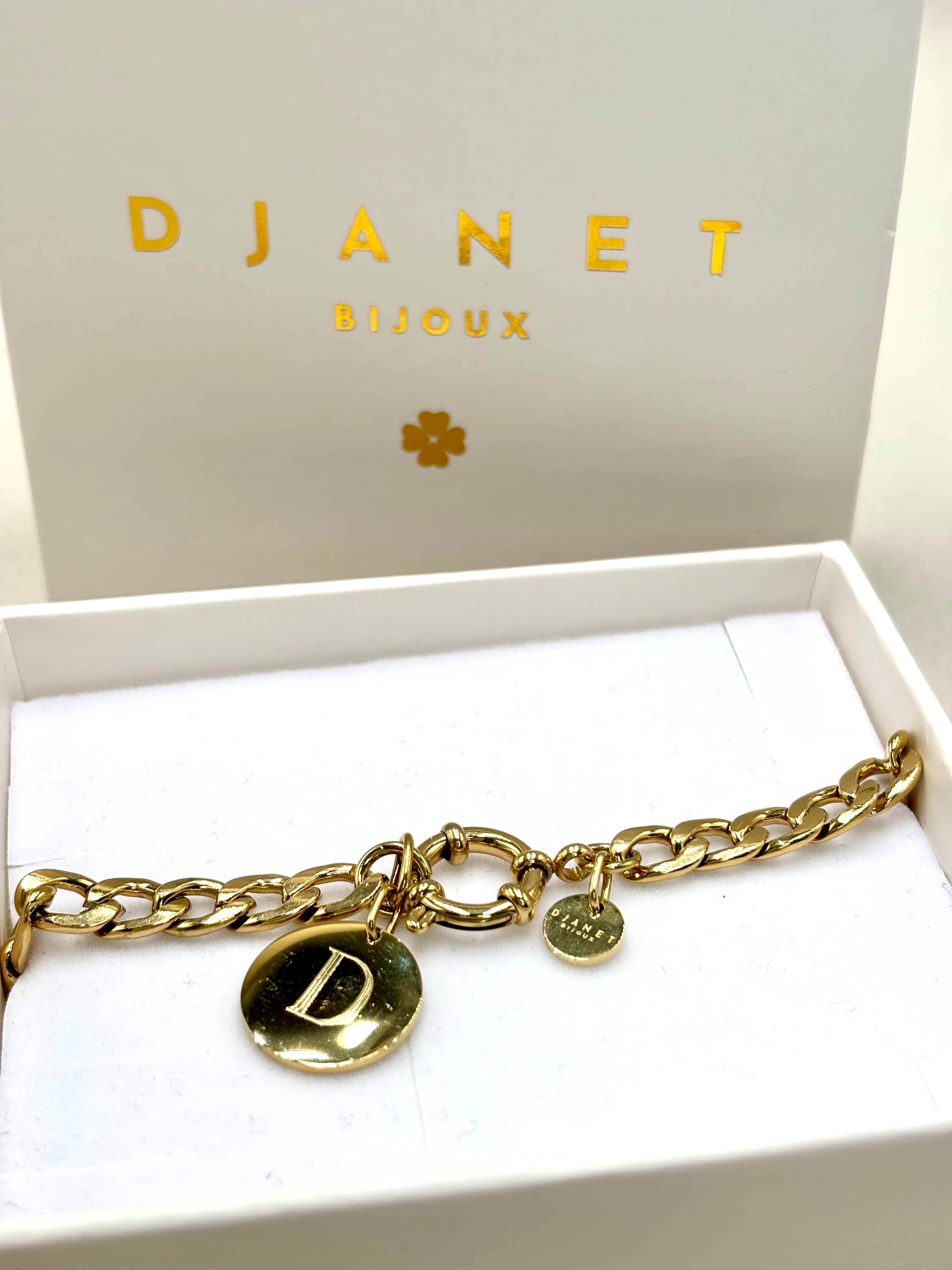 Gourmette en acier inoxydable doré à l'or fin 14K et fermoir bouée avec pendentif lettre gravée dans une boite cadeau Djanet Bijioux