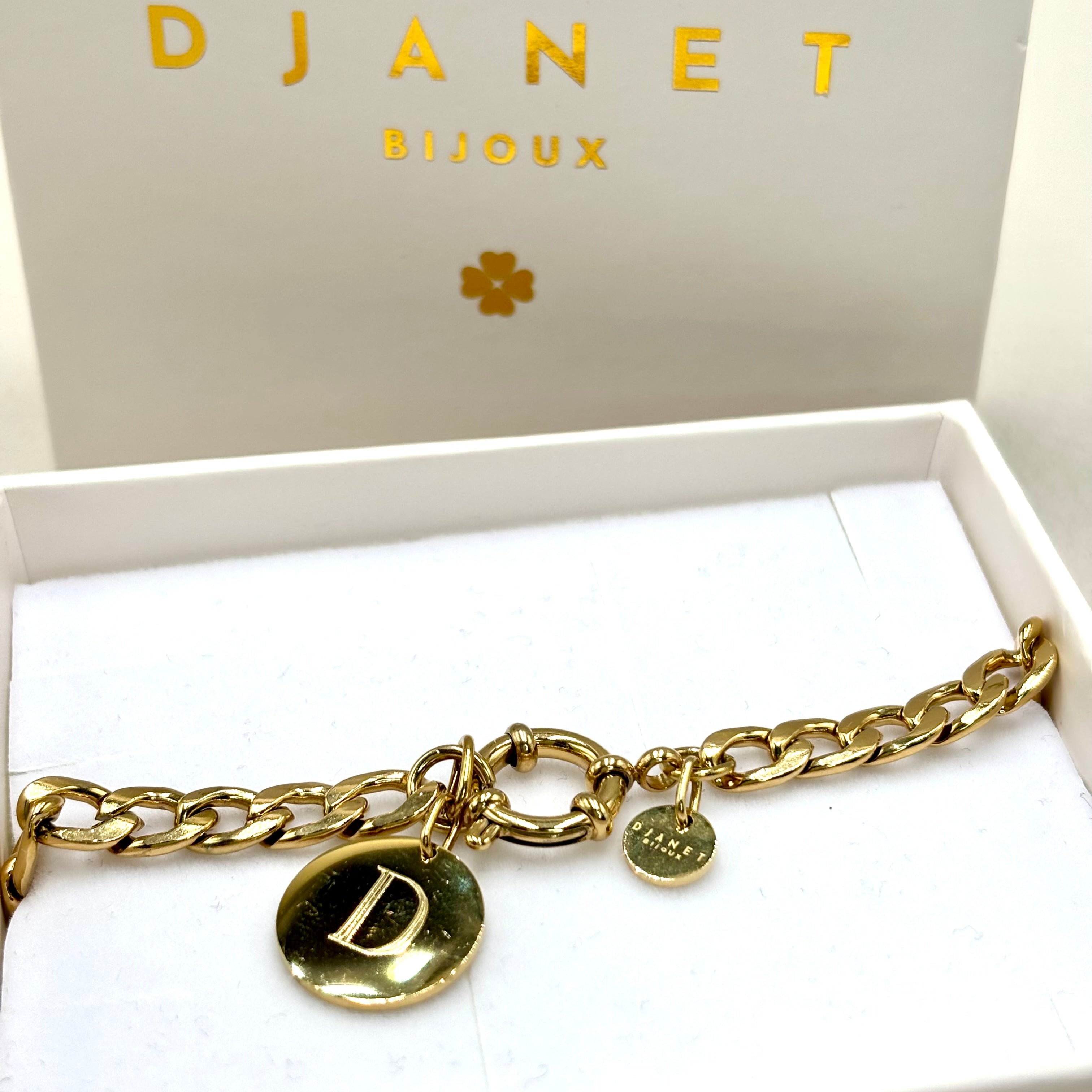 Gourmette en acier inoxydable doré à l'or fin 14K et fermoir bouée avec pendentif lettre gravée dans une boite cadeau Djanet Bijioux