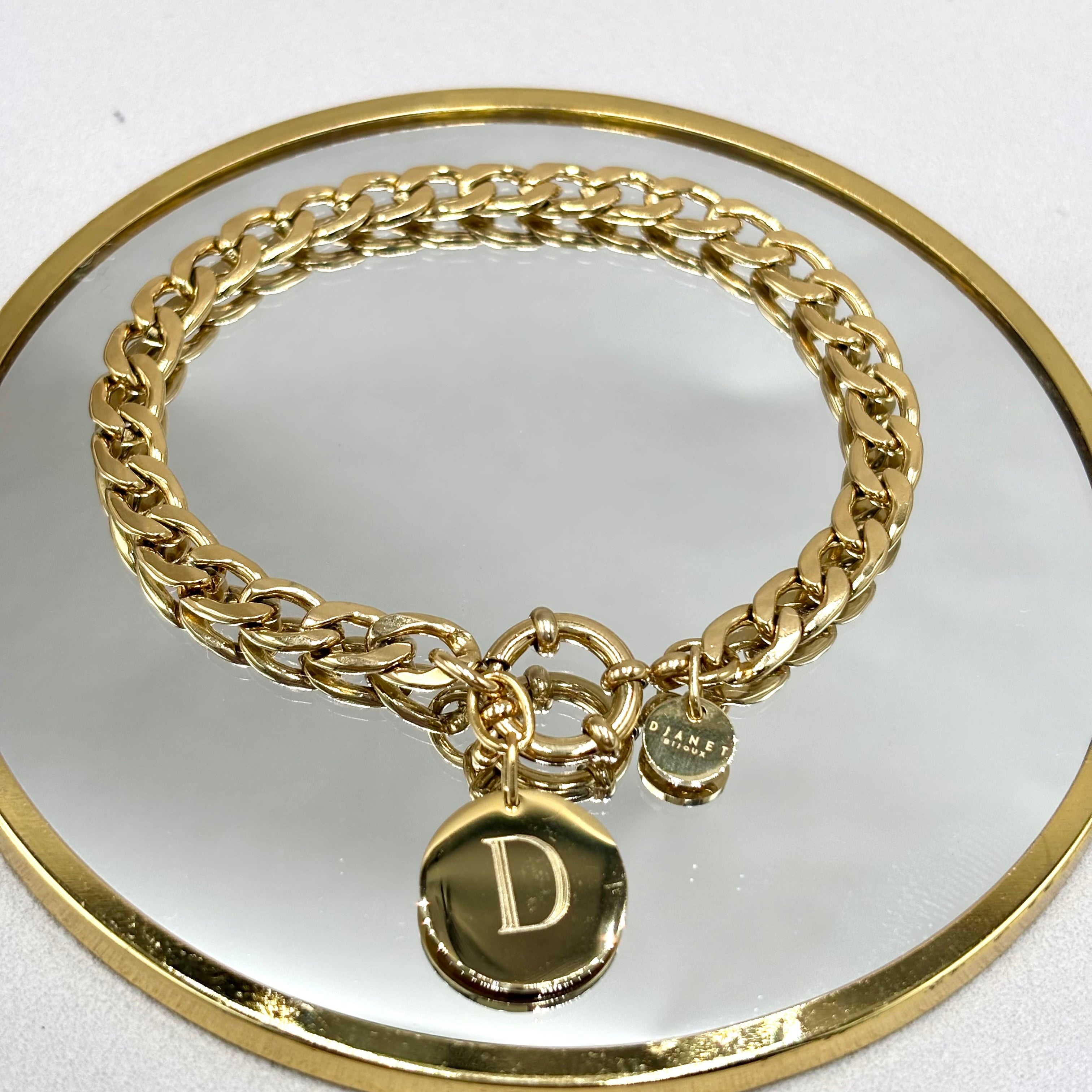 Gourmette en acier inoxydable doré à l'or fin 14K et fermoir mousqueton rond avec médaille gravée lettre