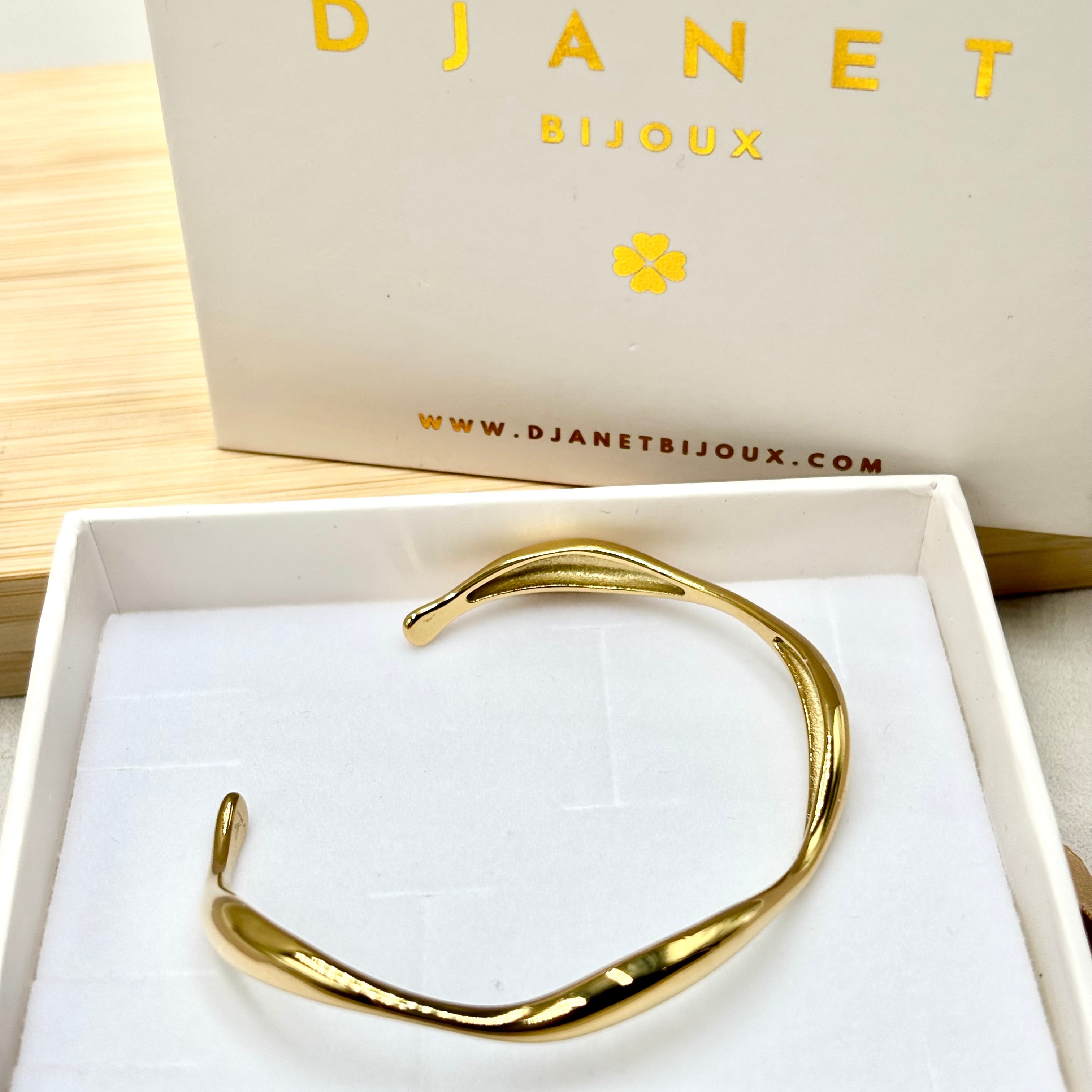 Jonc ondulé ouvert ajustable en acier inoxydable doré dans une boite cadeau tiroir Djanet Bijoux