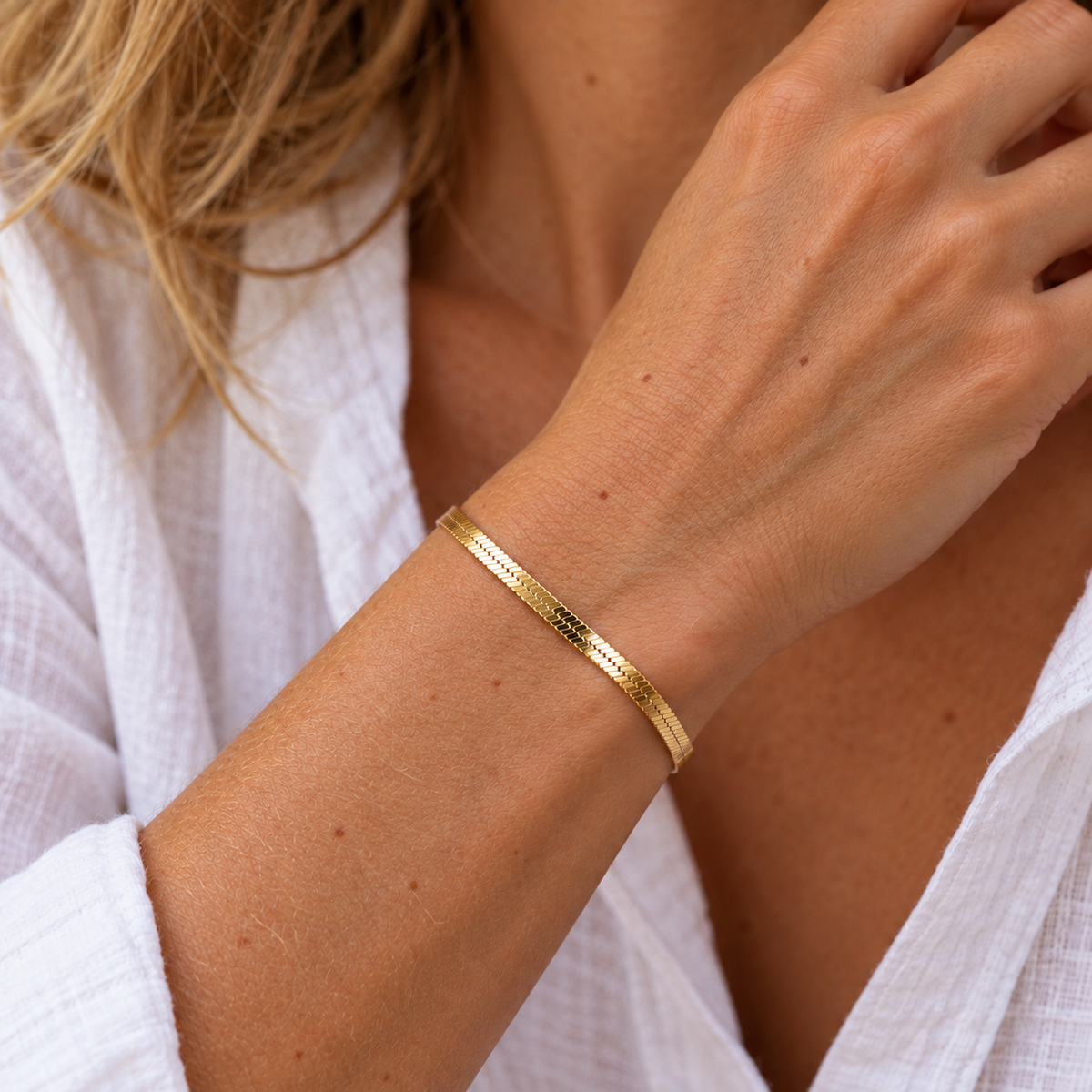 Bracelet maille serpent Boha en acier inoxydable doré porté au poignet