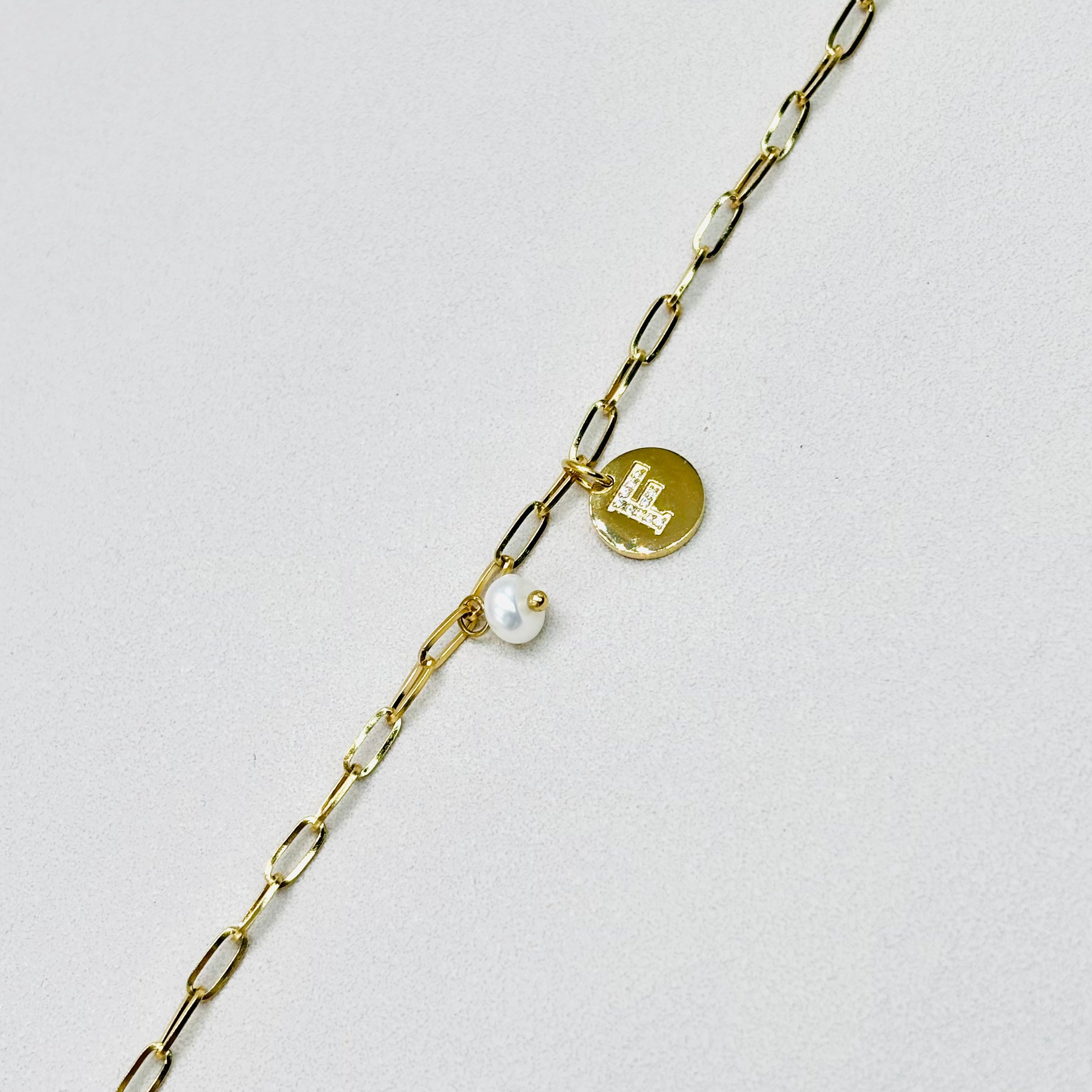 Bracelet personnalisé femme en acier doré avec charm initial lettre zirconium gravée et perle d'eau douce